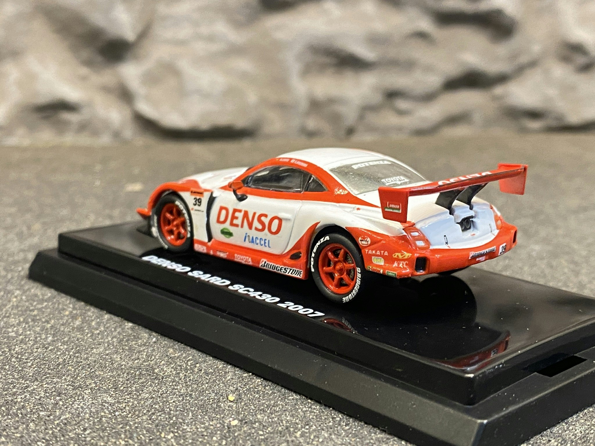 Skala 1/64 Lexus SC430 Zent Cerumo, Denso Sard 2007, Beads Collection från Kyosho