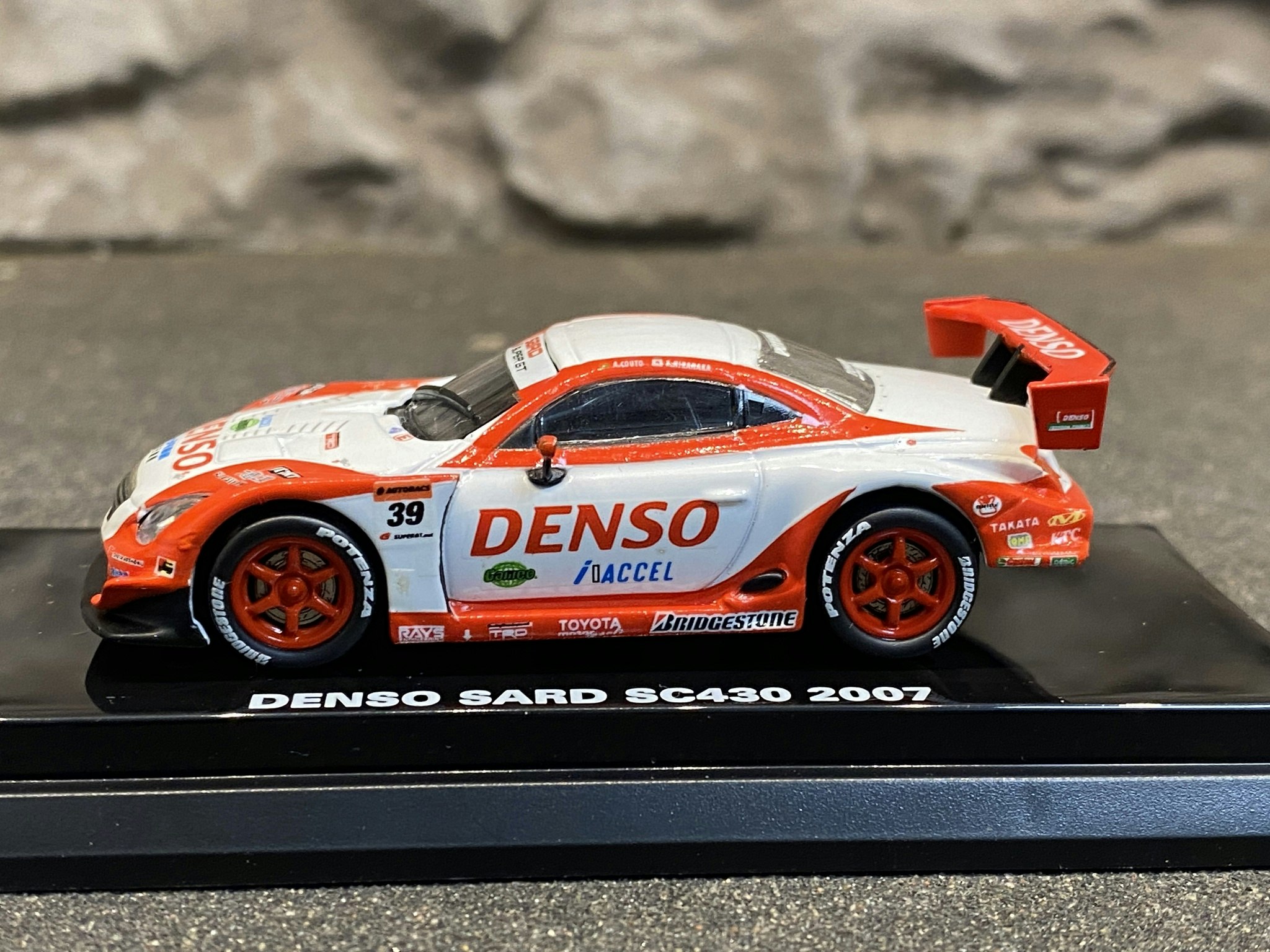 Skala 1/64 Lexus SC430 Zent Cerumo, Denso Sard 2007, Beads Collection från Kyosho