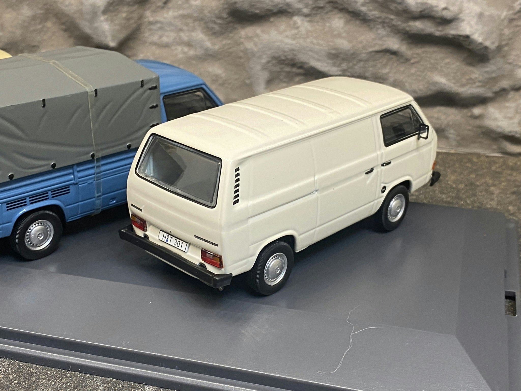 Skala 1/43 Volkswagen Transporter T3 - 40 Years with T3 - från Schuco