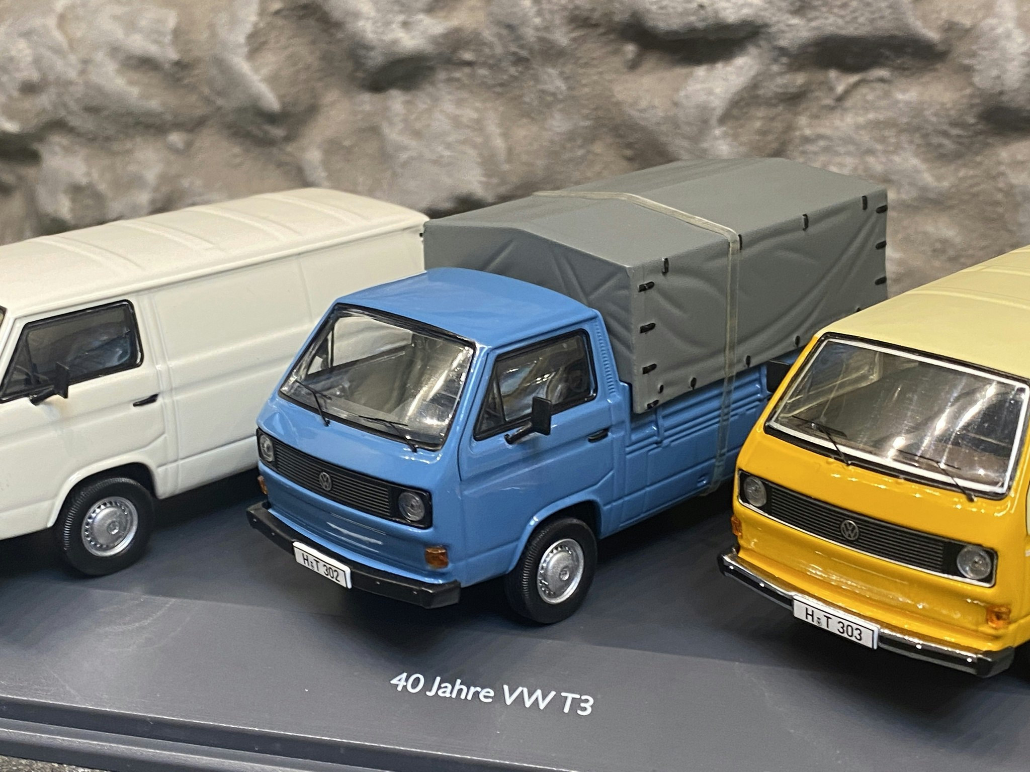 Skala 1/43 Volkswagen Transporter T3 - 40 Years with T3 - från Schuco