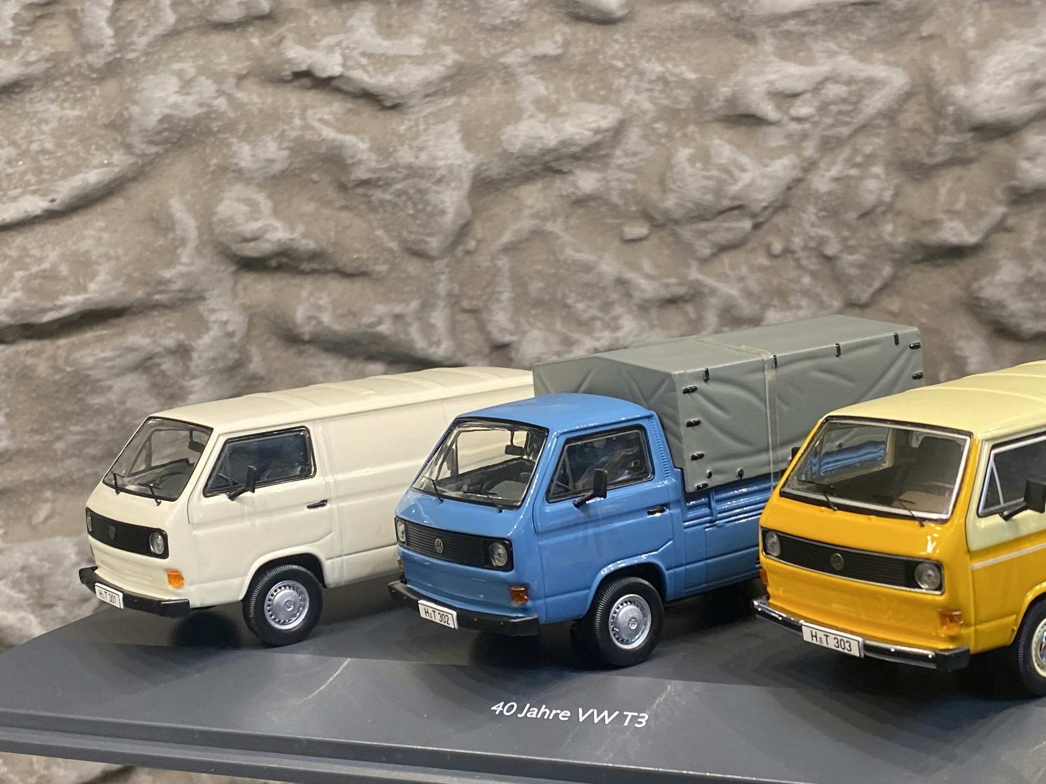 Skala 1/43 Volkswagen Transporter T3 - 40 Years with T3 - från Schuco