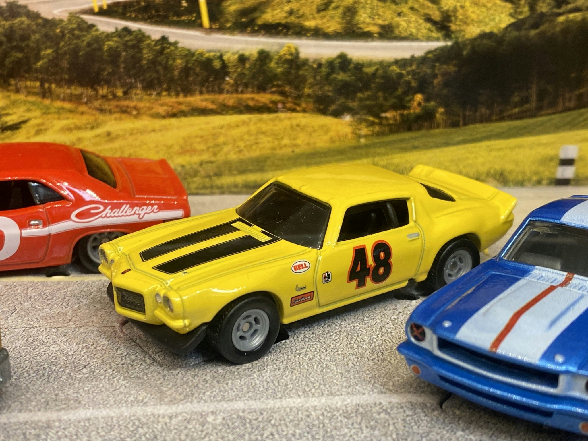 Skala 1/64 HW PREMIUM- 4 fordon: Mustang 65', H Challenger 70', Camaro 70' + Retro Rig