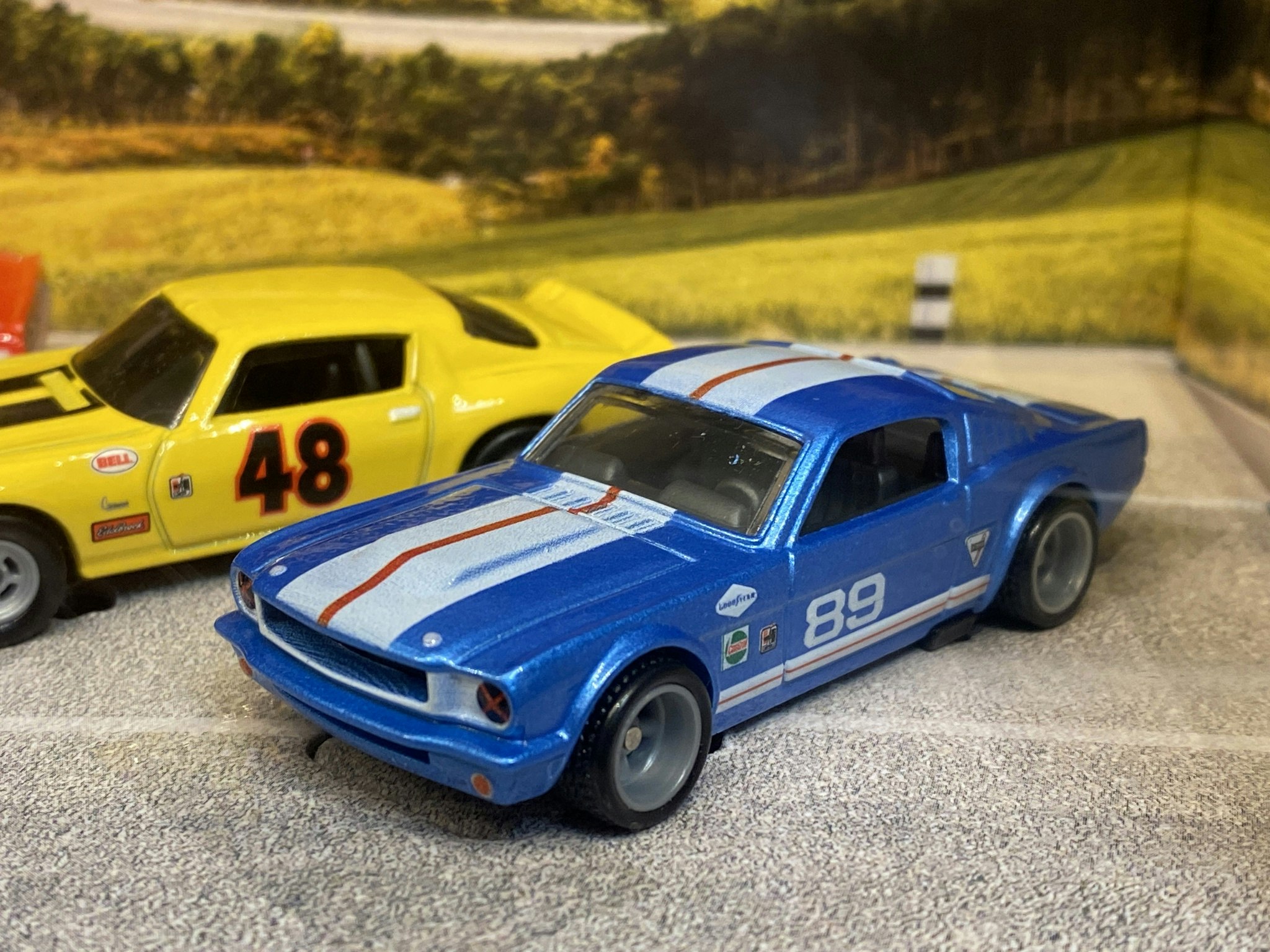 Skala 1/64 HW PREMIUM- 4 fordon: Mustang 65', H Challenger 70', Camaro 70' + Retro Rig