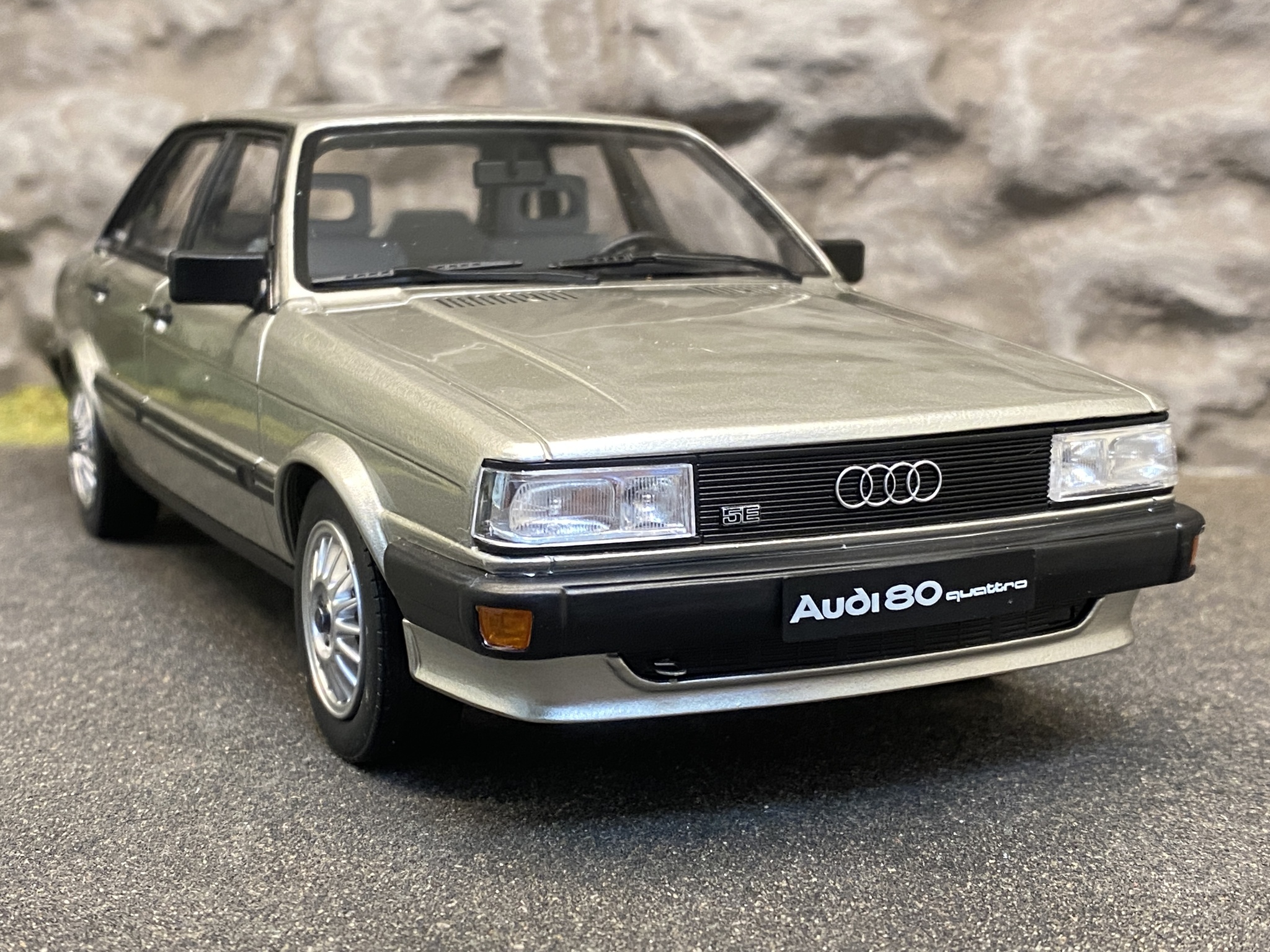Skala 1/18 Audi 80 Quattro  B2, Silver från Otto Models, Limiterad utgåva