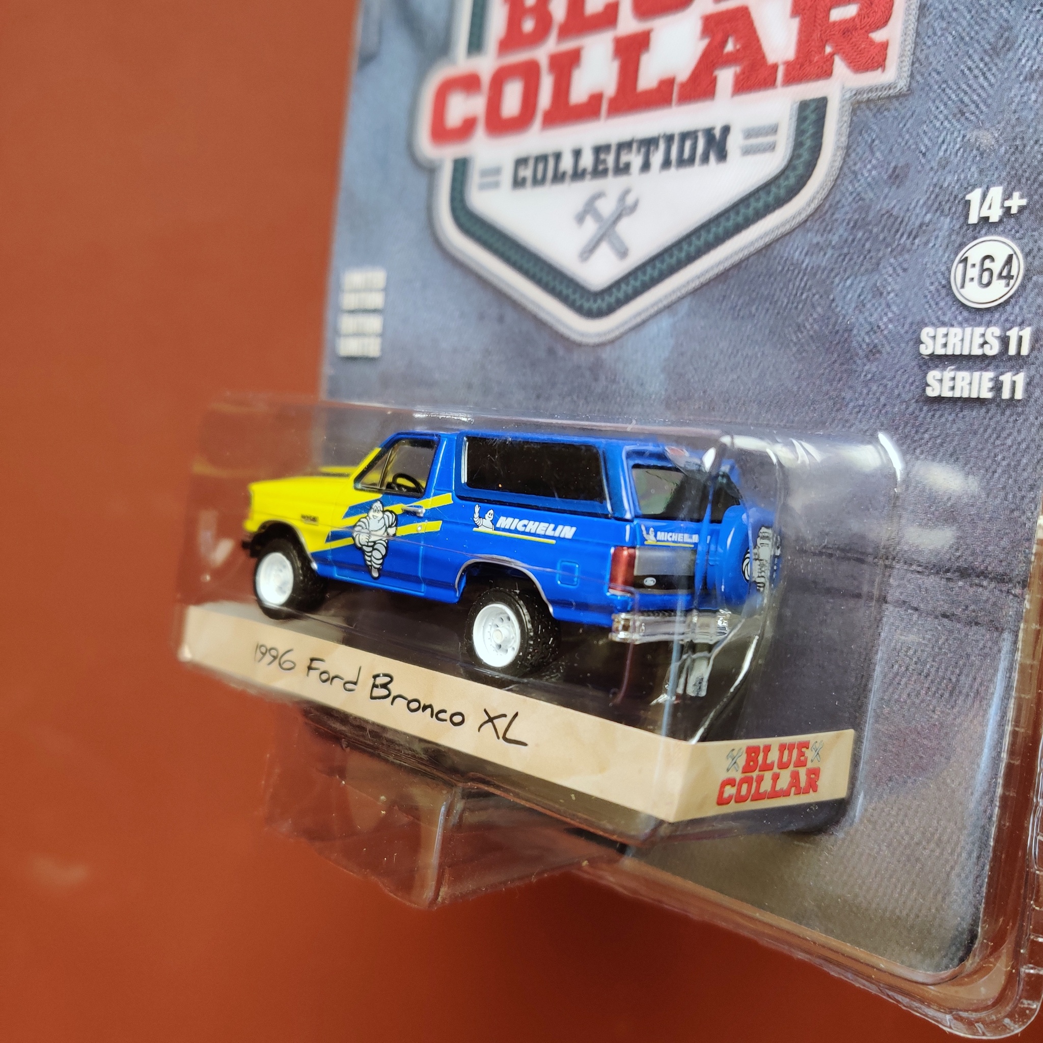 Skala 1/64 Ford Bronco XL 96 Michelin "Blue Collar Collection" från Greenlight