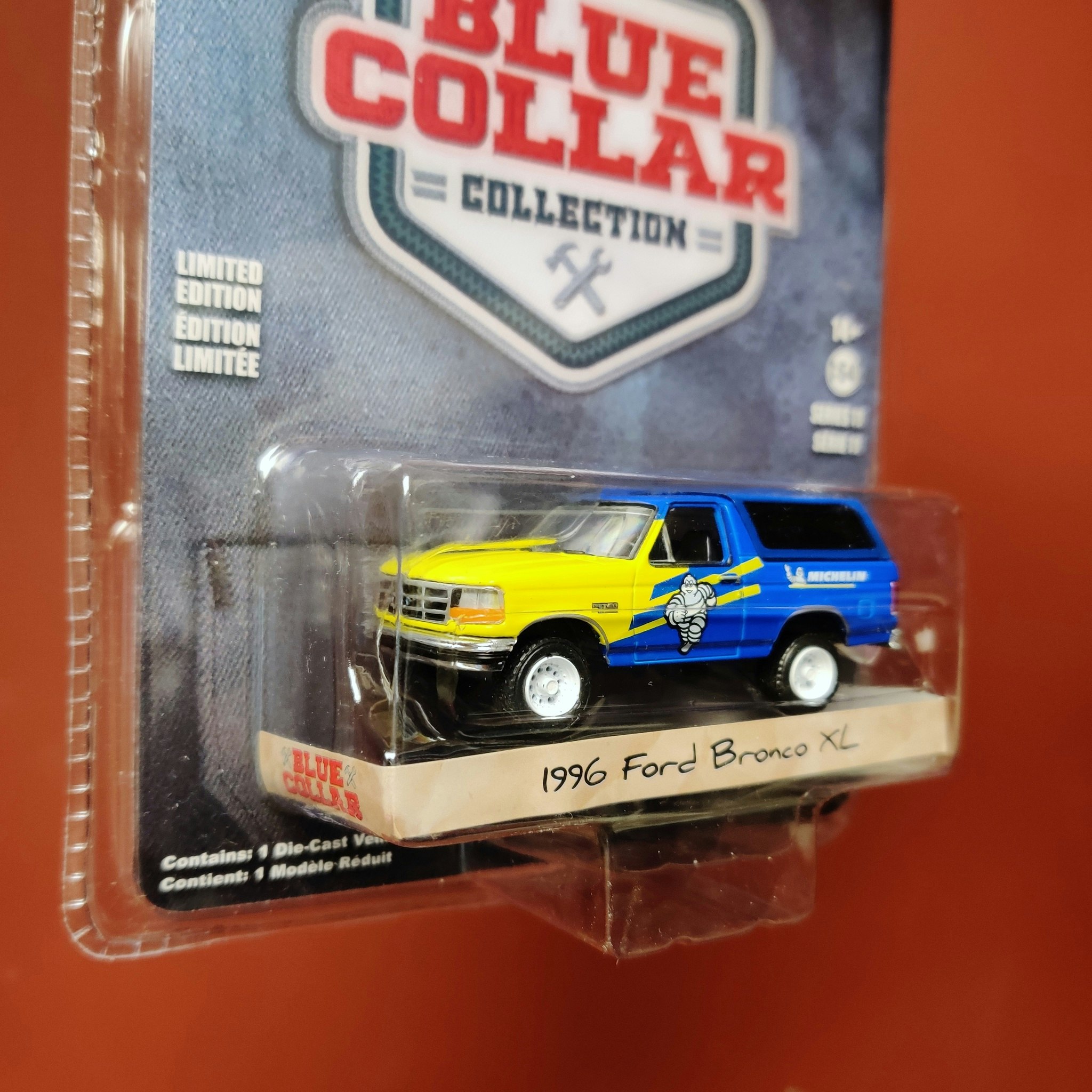 Skala 1/64 Ford Bronco XL 96 Michelin "Blue Collar Collection" från Greenlight