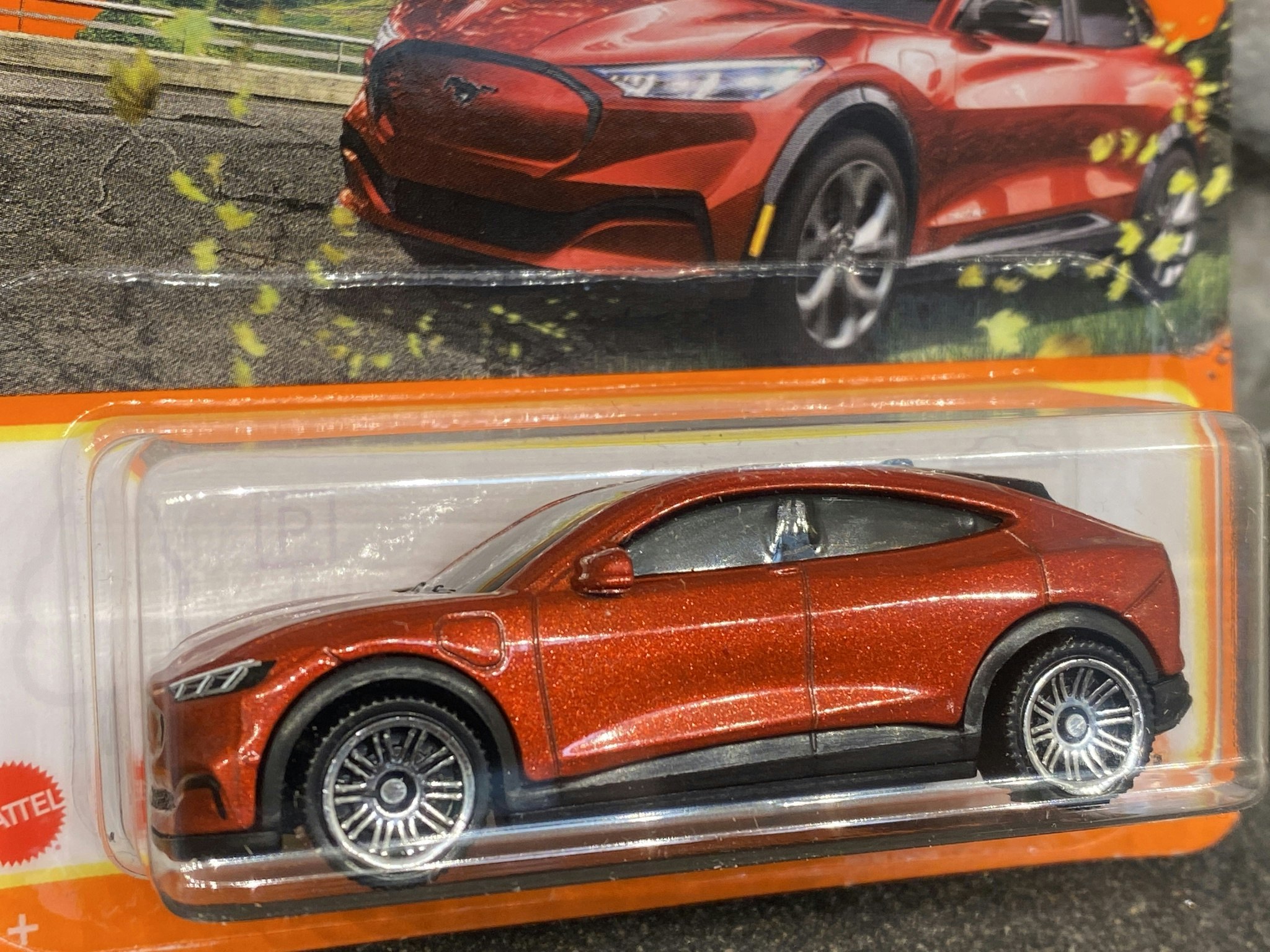 Skala 1/64 Matchbox - Ford Mustang Mach-E 2021, Mörkröd metallic