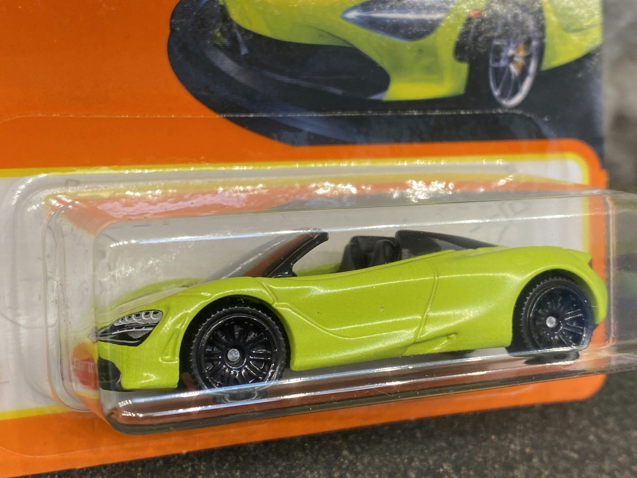 Skala 1/64 Matchbox - McLaren 720 Spider