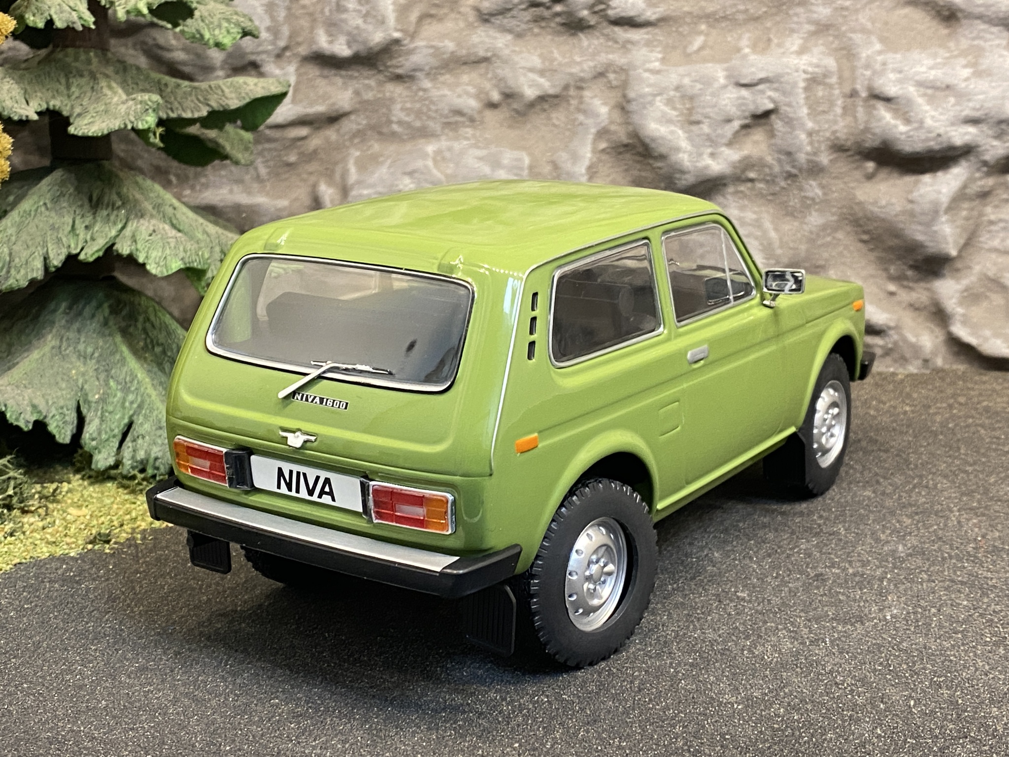 Skala 1/18 Lada Niva, Olivgrön från MCG Model Car Group