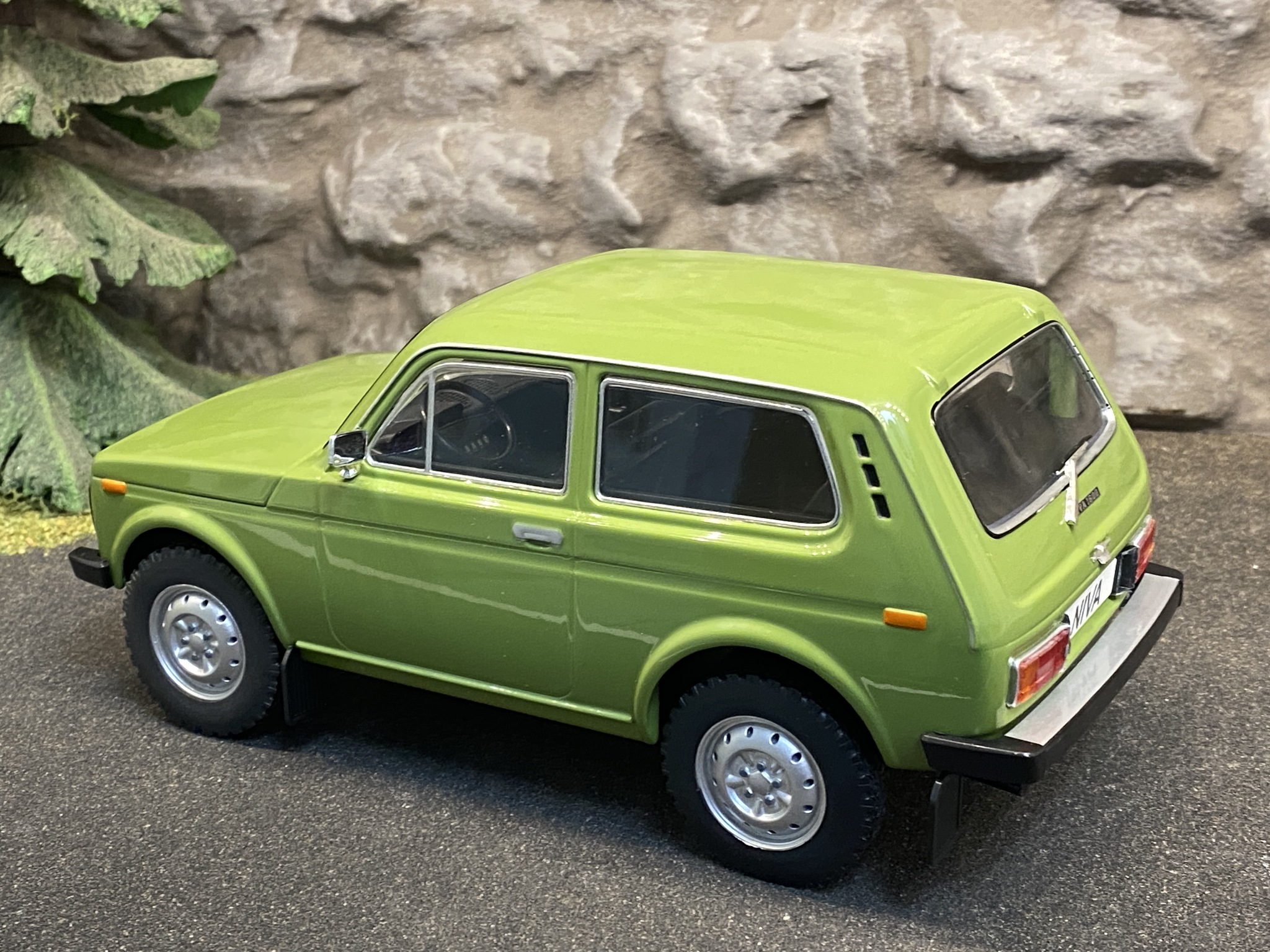 Skala 1/18 Lada Niva, Olivgrön från MCG Model Car Group