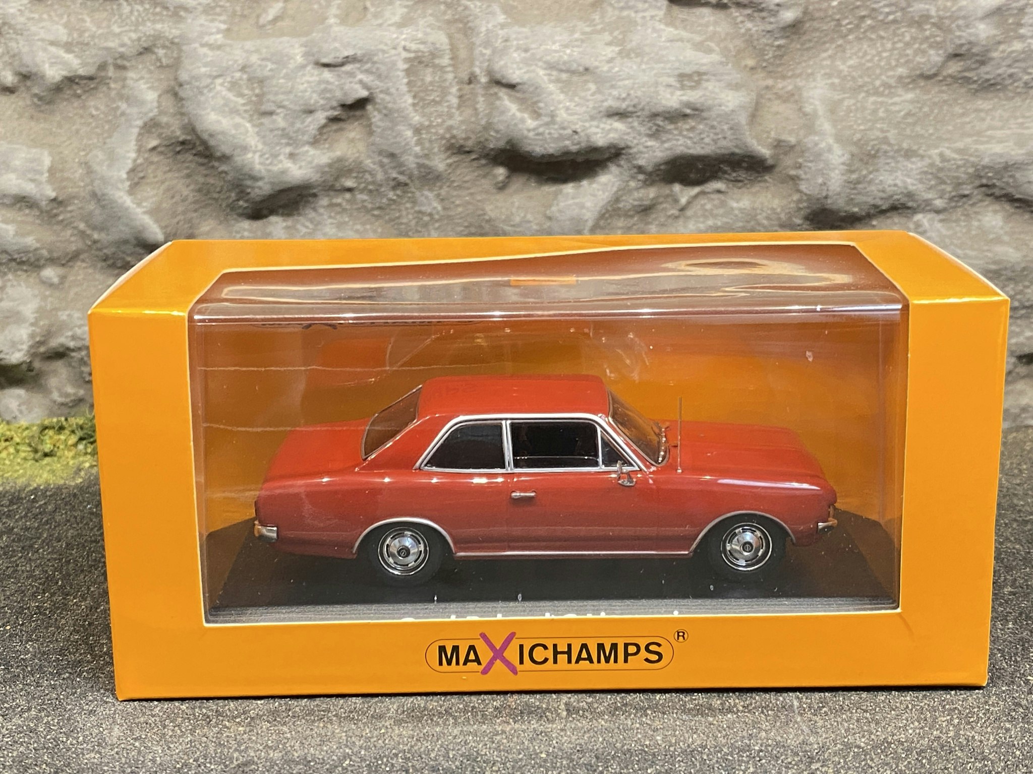 Skala 1/43 Opel Rekord C Limousine 1968' Röd från Maxichamps