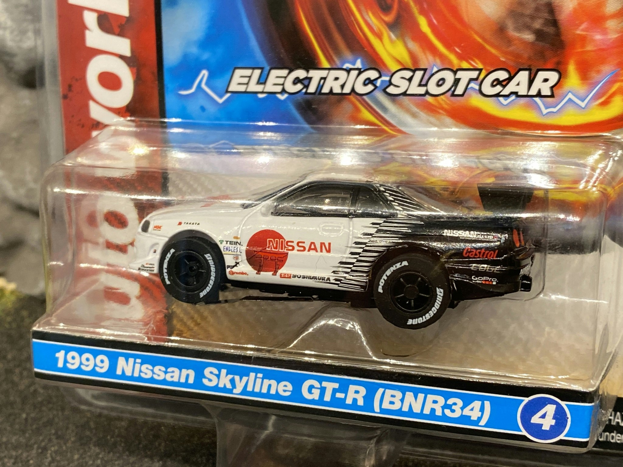 Skala 1/64 Bil för Bilbana, Nissan Skyline GT-R  BNR34', "Xtraction Ultra-G" fr Auto World