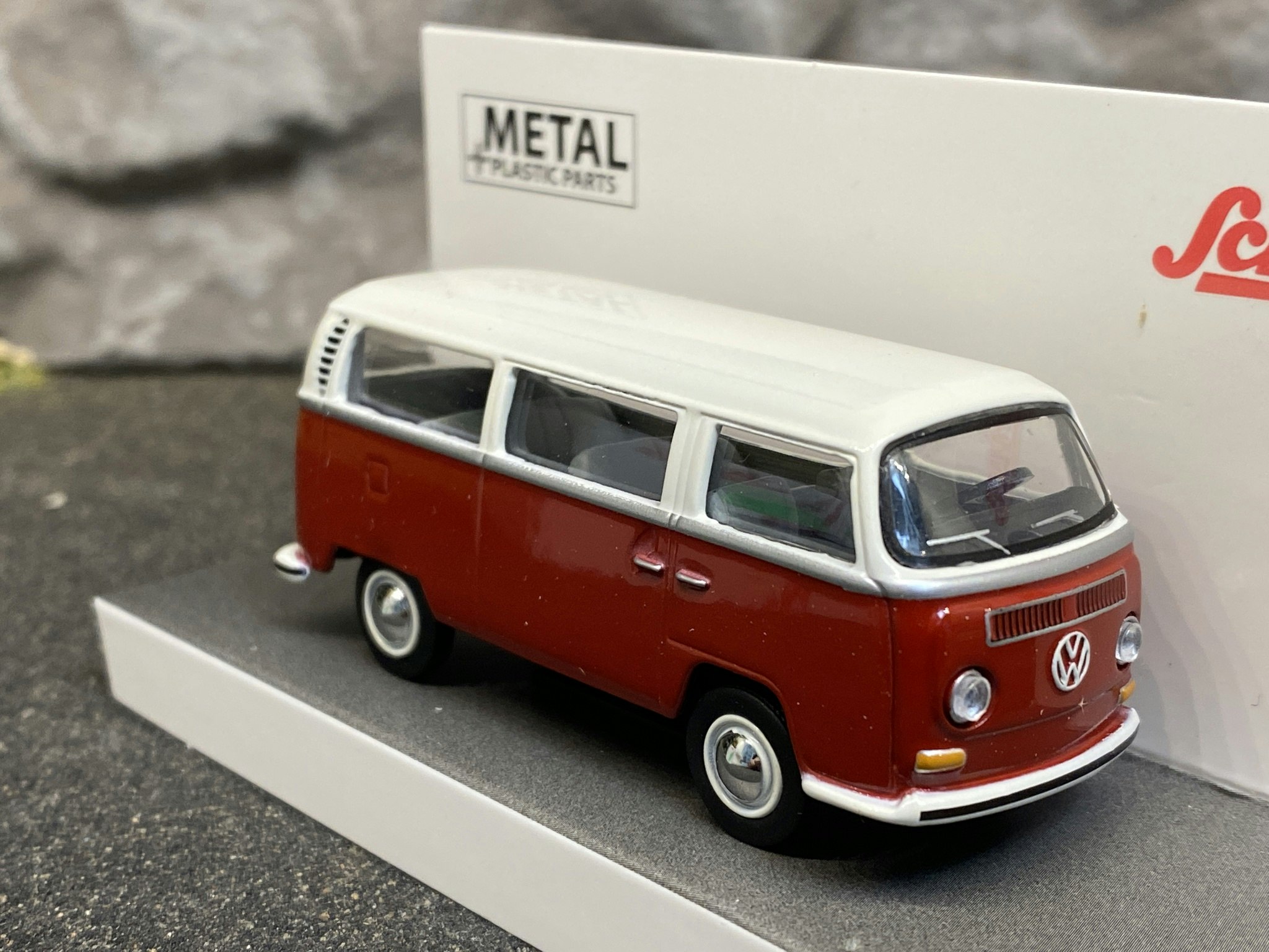 Skala 1/64 Volkswagen T2 Buss, Mörkröd/vit från Schuco