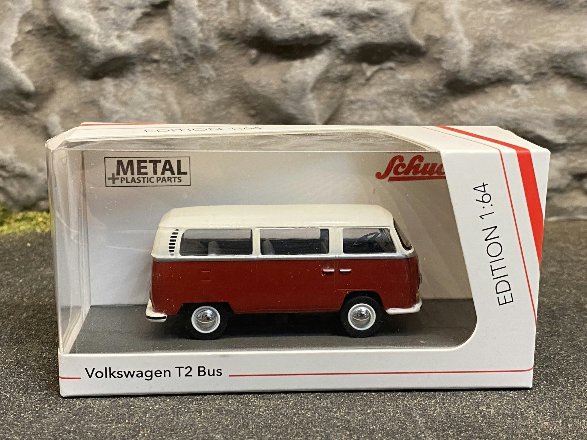 Skala 1/64 Volkswagen T2 Buss, Mörkröd/vit från Schuco