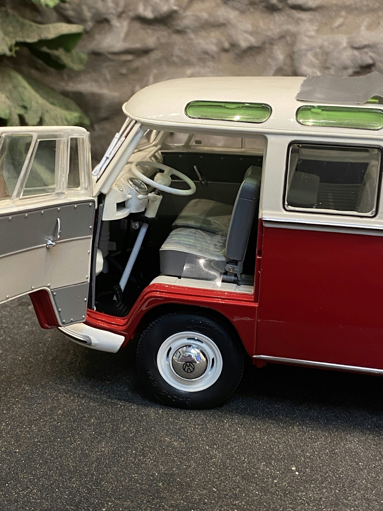 Skala 1/18 Otroligt väldetaljerad och fin Volkswagen T1 B SAMBA fr Schuco