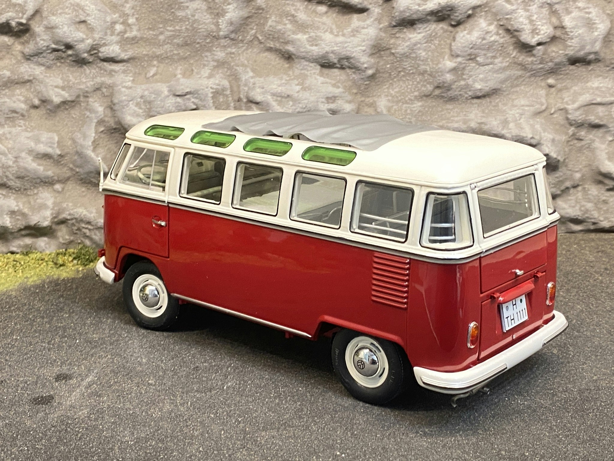 Skala 1/18 Otroligt väldetaljerad och fin Volkswagen T1 B SAMBA fr Schuco