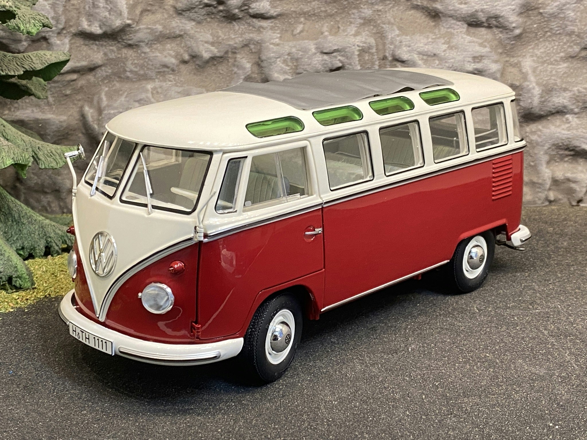 Skala 1/18 Otroligt väldetaljerad och fin Volkswagen T1 B SAMBA fr Schuco