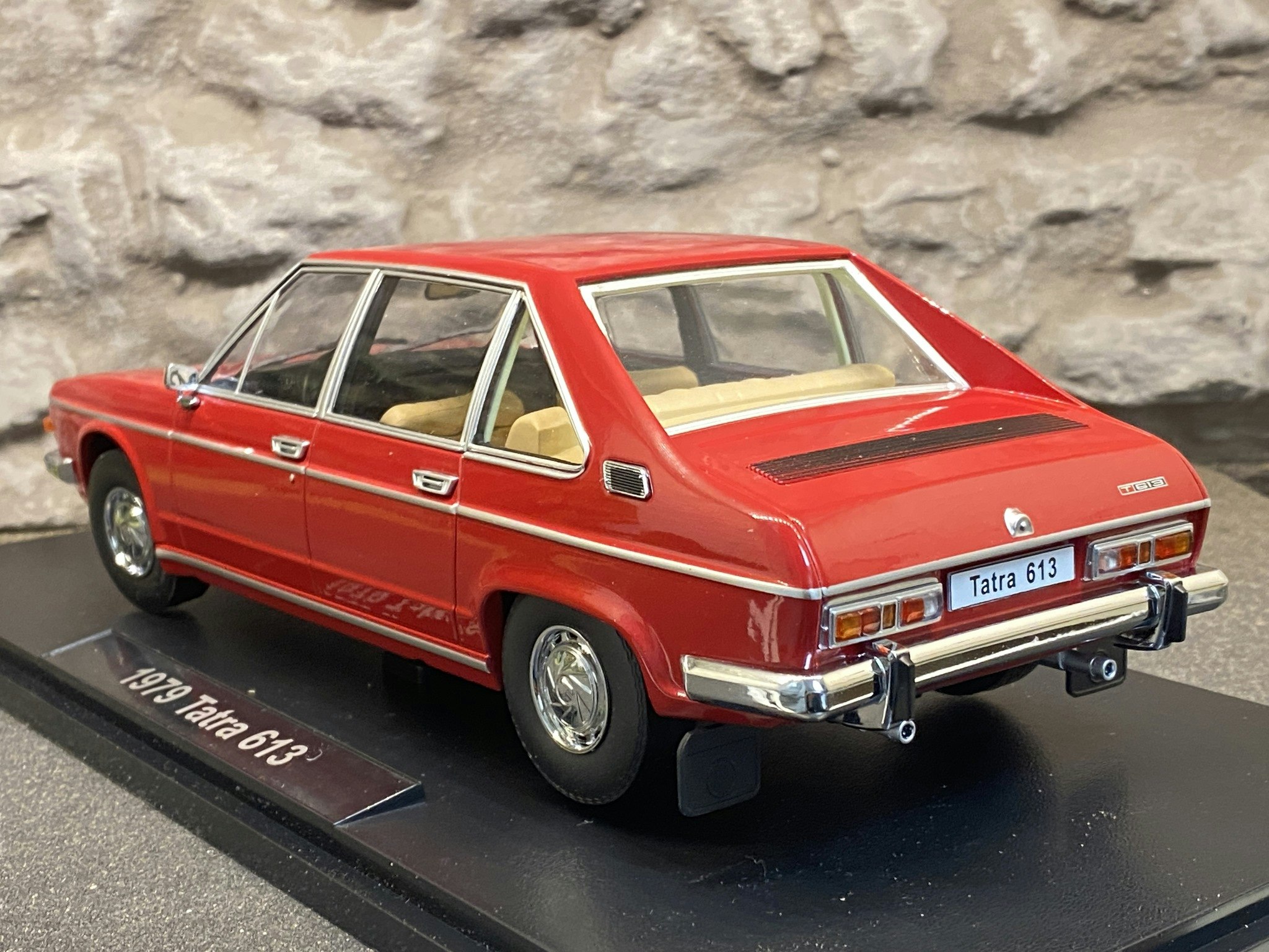 Skala 1/18 Tatra 613 1979' Röd från Triple9 Collection