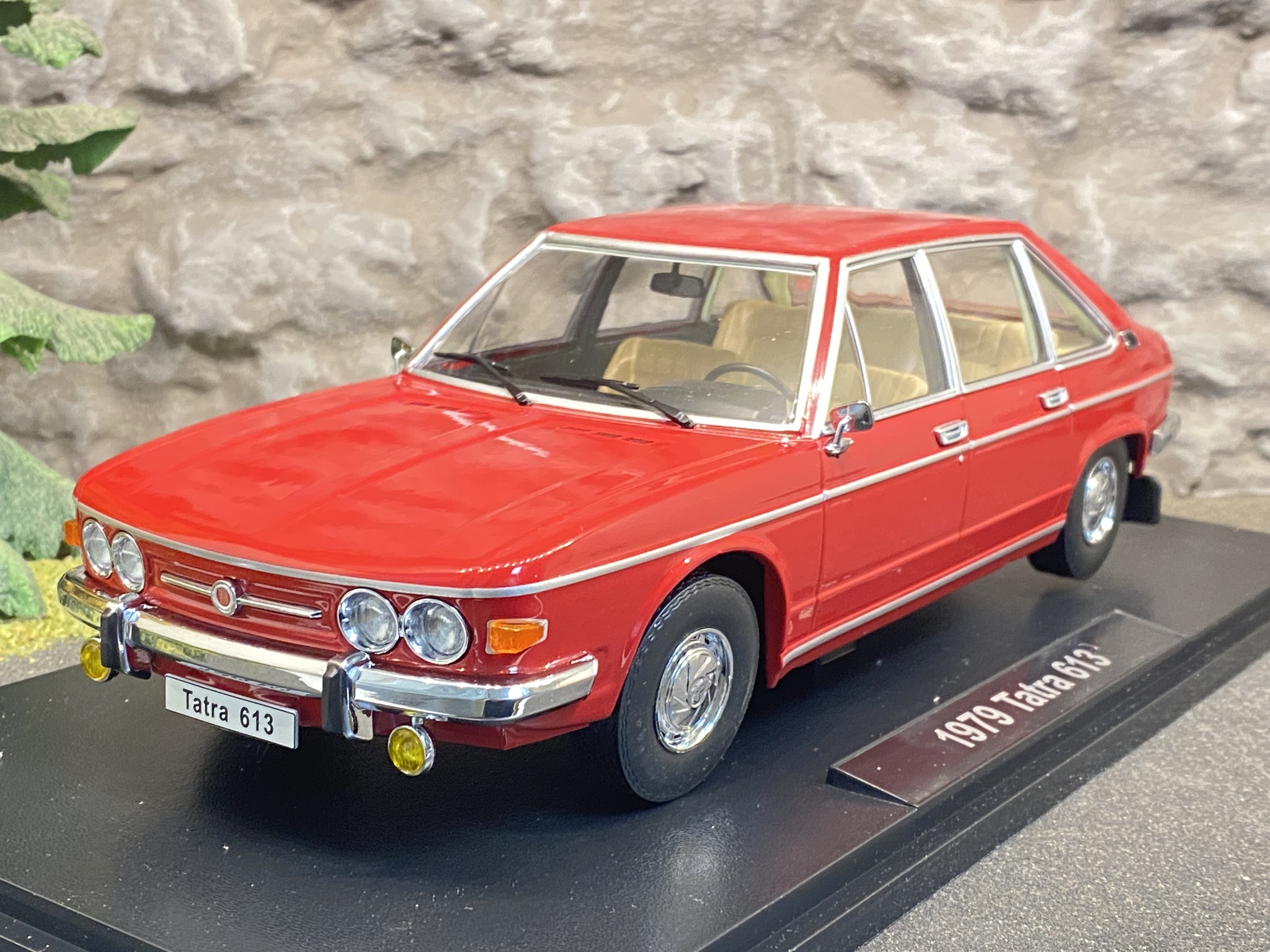 Skala 1/18 Tatra 613 1979' Röd från Triple9 Collection