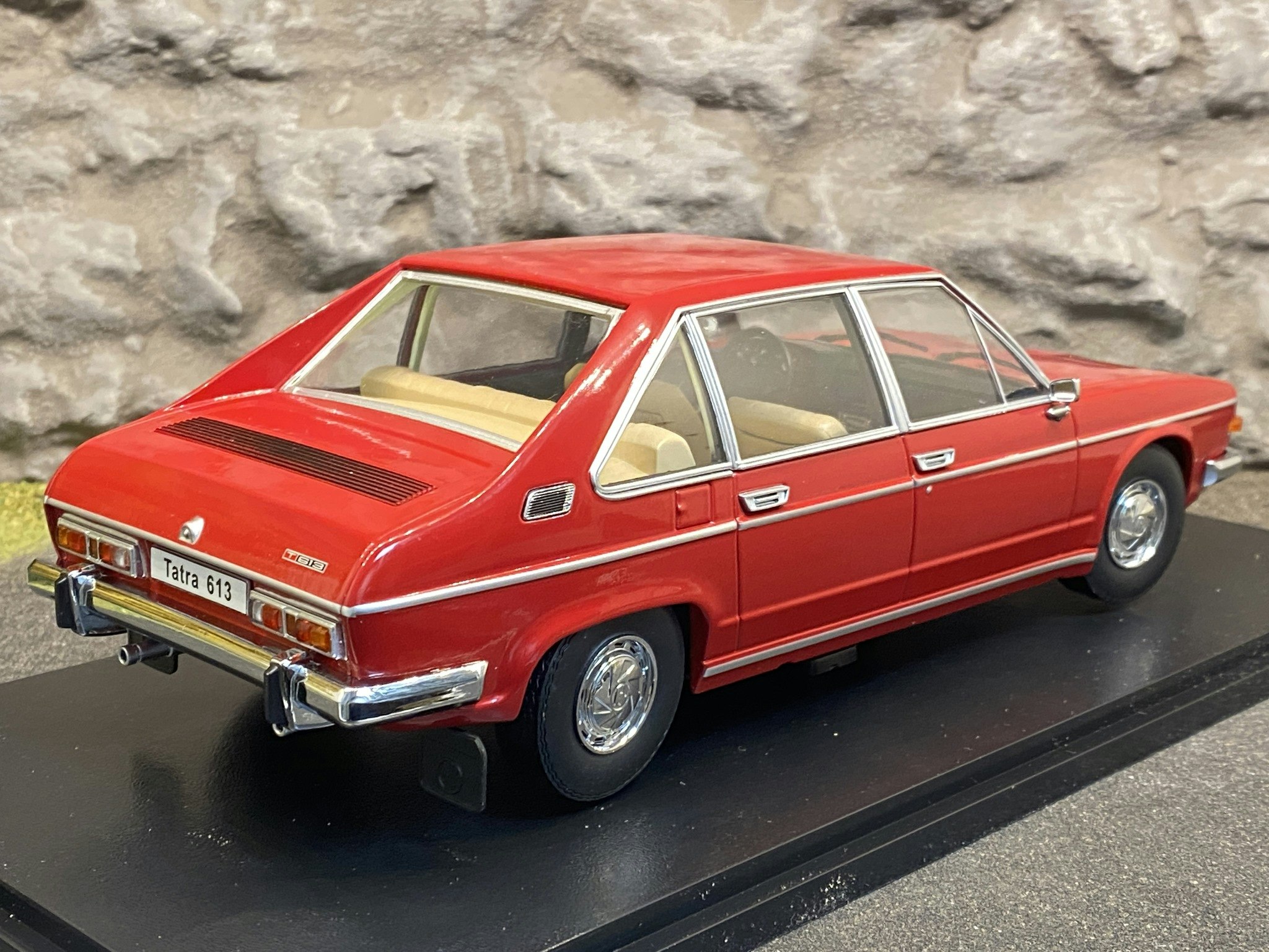 Skala 1/18 Tatra 613 1979' Röd från Triple9 Collection