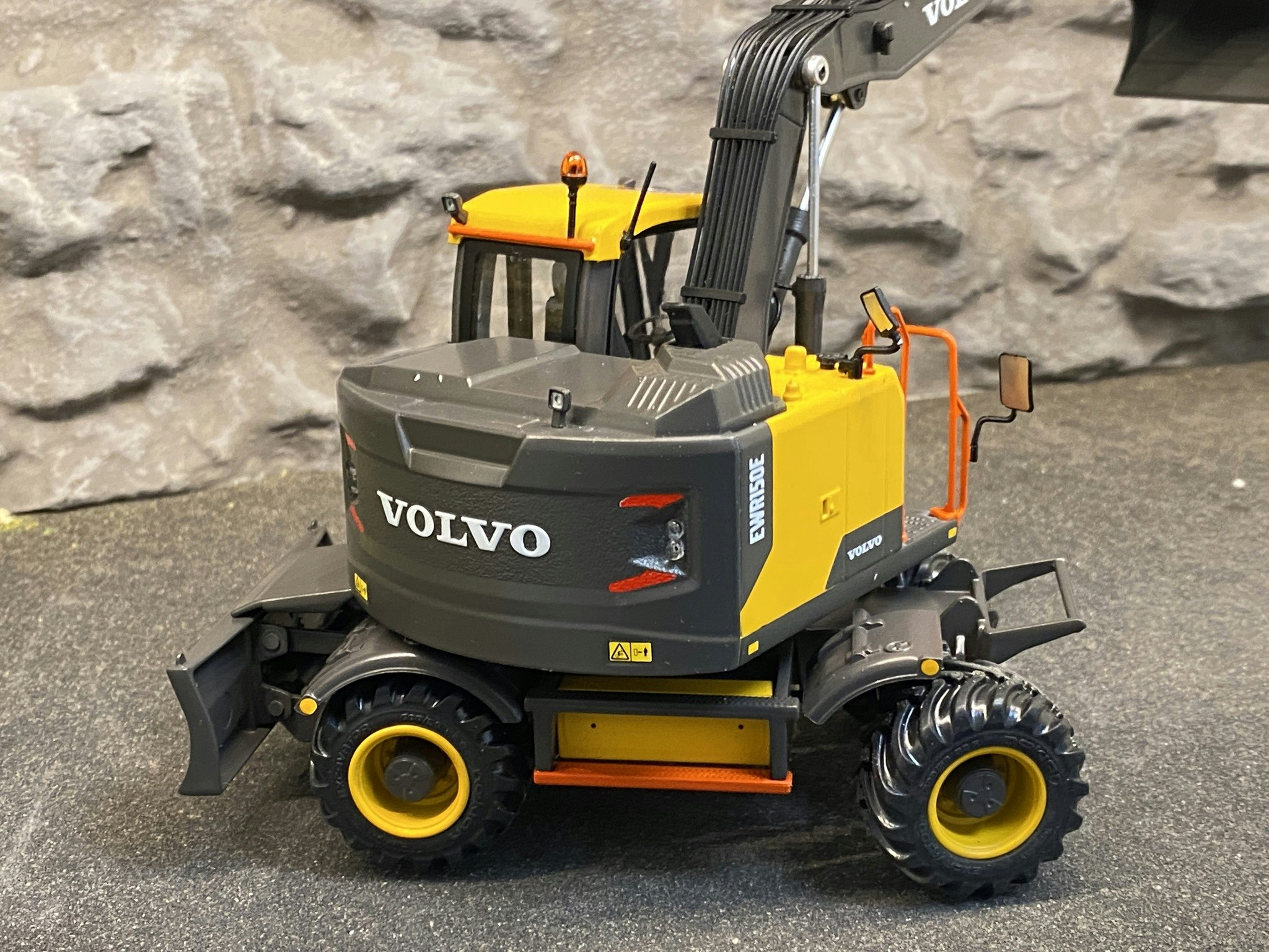 Scale 1/32 Volvo EWR 150E Steelwrist Tiltrotator Excavator fr AT Collections