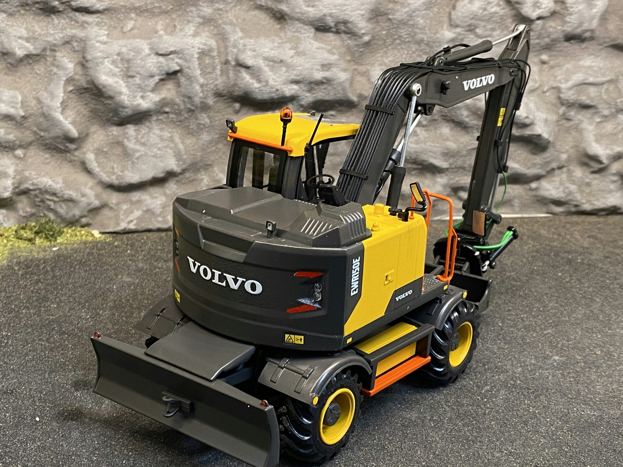 Scale 1/32 Volvo EWR 150E Steelwrist Tiltrotator Excavator fr AT Collections