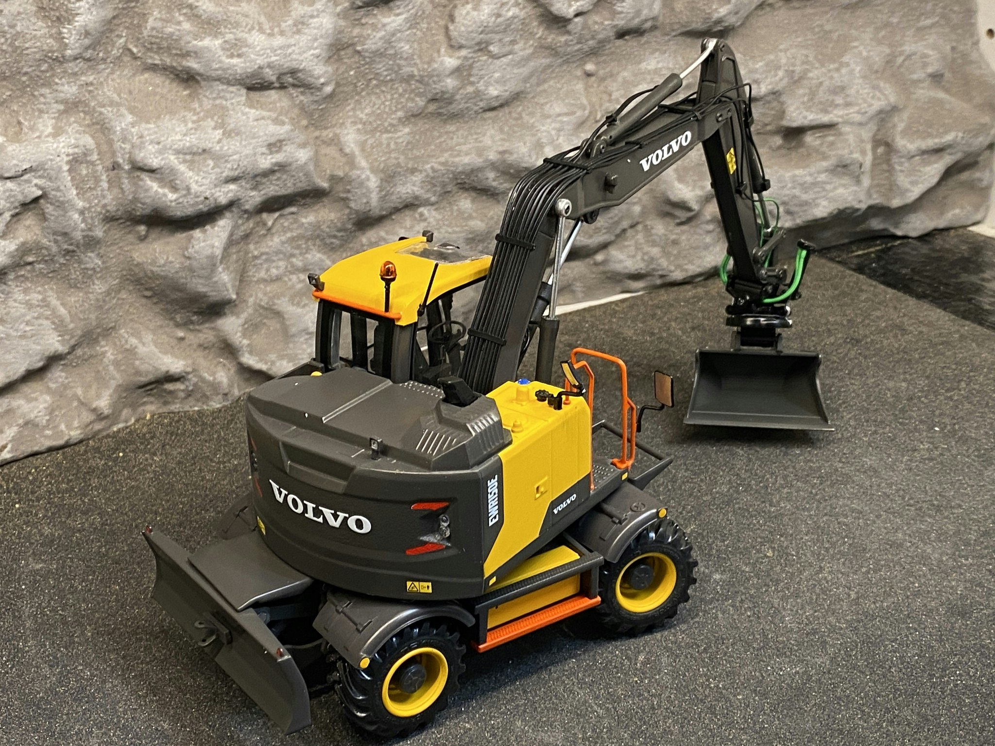 Scale 1/32 Volvo EWR 150E Steelwrist Tiltrotator Excavator fr AT Collections