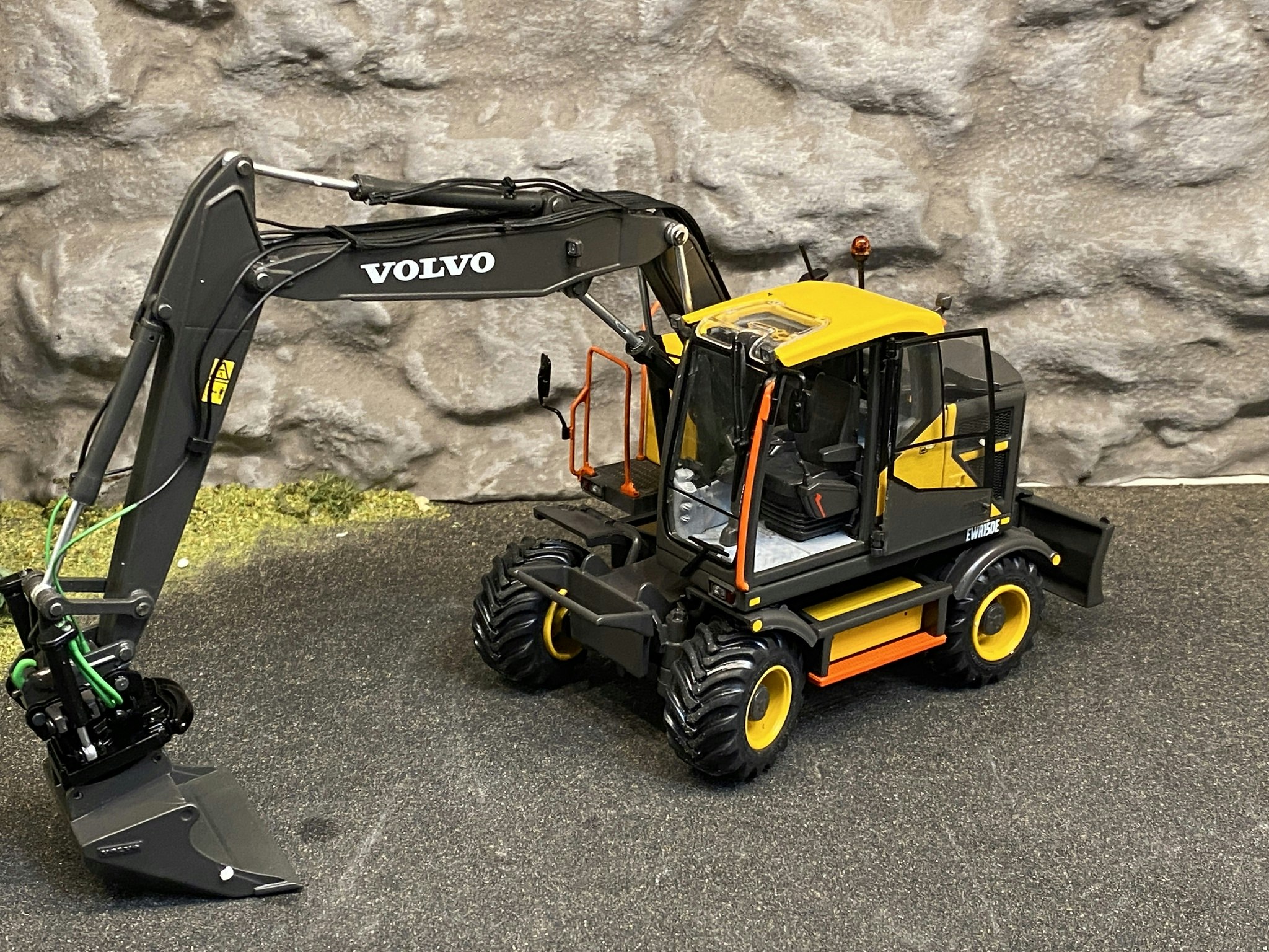 Scale 1/32 Volvo EWR 150E Steelwrist Tiltrotator Excavator fr AT Collections