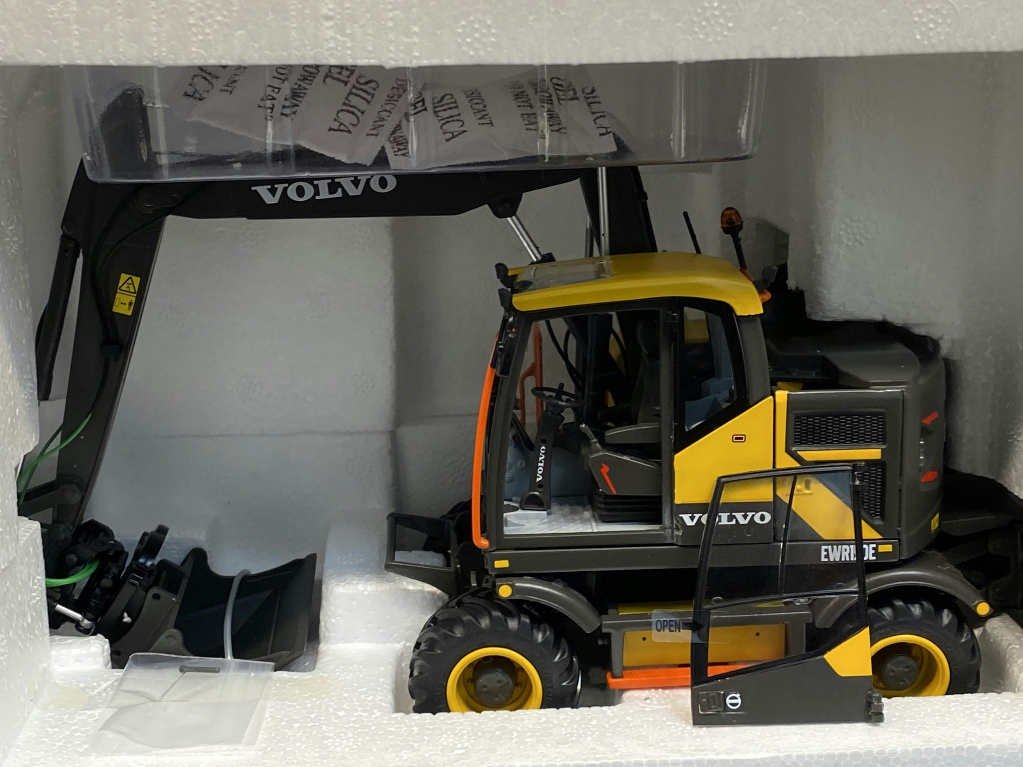 Skrot?!? Skala 1/32 Volvo EWR 150E Steelwrist Tiltrotator Grävmaskin fr AT Collections