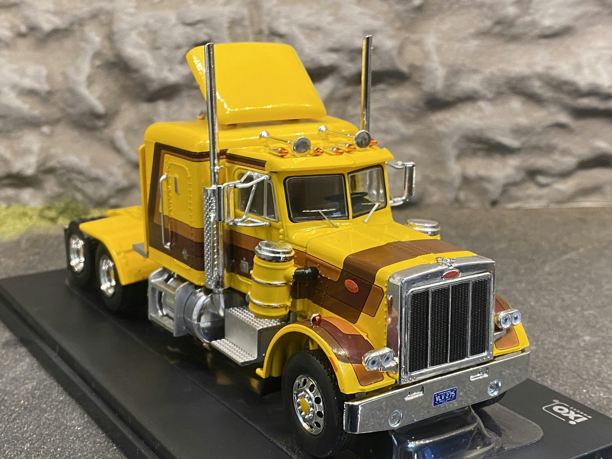 Skala 1/43 Peterbilt 359 Gul/Brun fr IXO Models