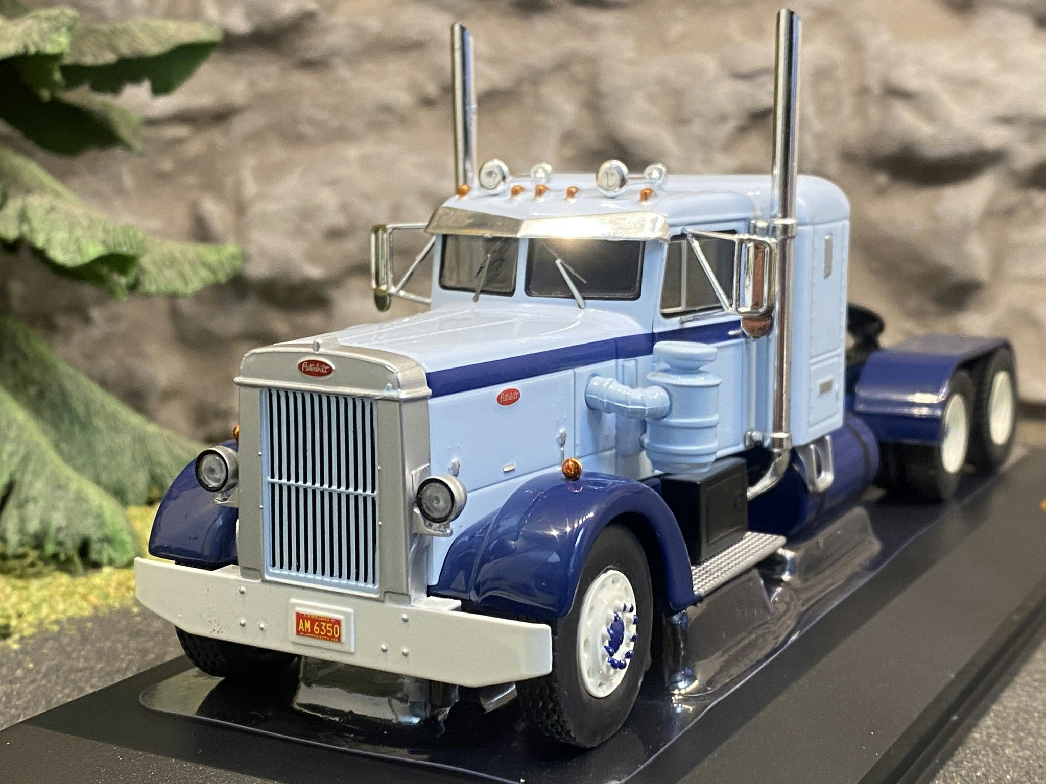 Skala 1/43 Peterbilt 350, 1952' Ljusblå/Mörkblå fr IXO Models