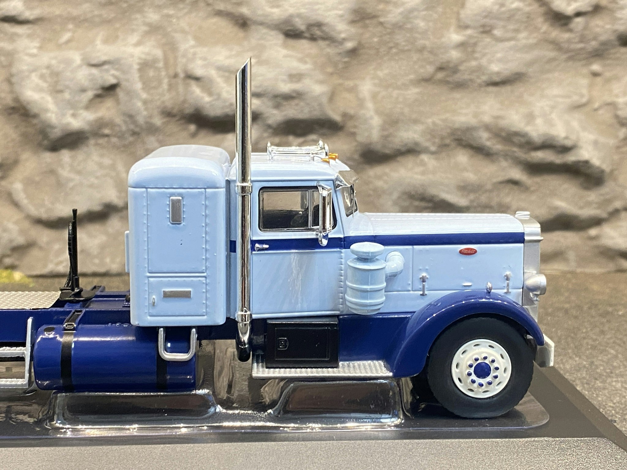 Skala 1/43 Peterbilt 350, 1952' Ljusblå/Mörkblå fr IXO Models