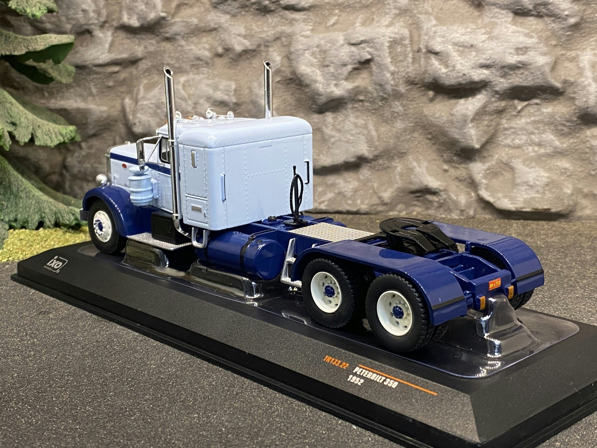 Skala 1/43 Peterbilt 350, 1952' Ljusblå/Mörkblå fr IXO Models