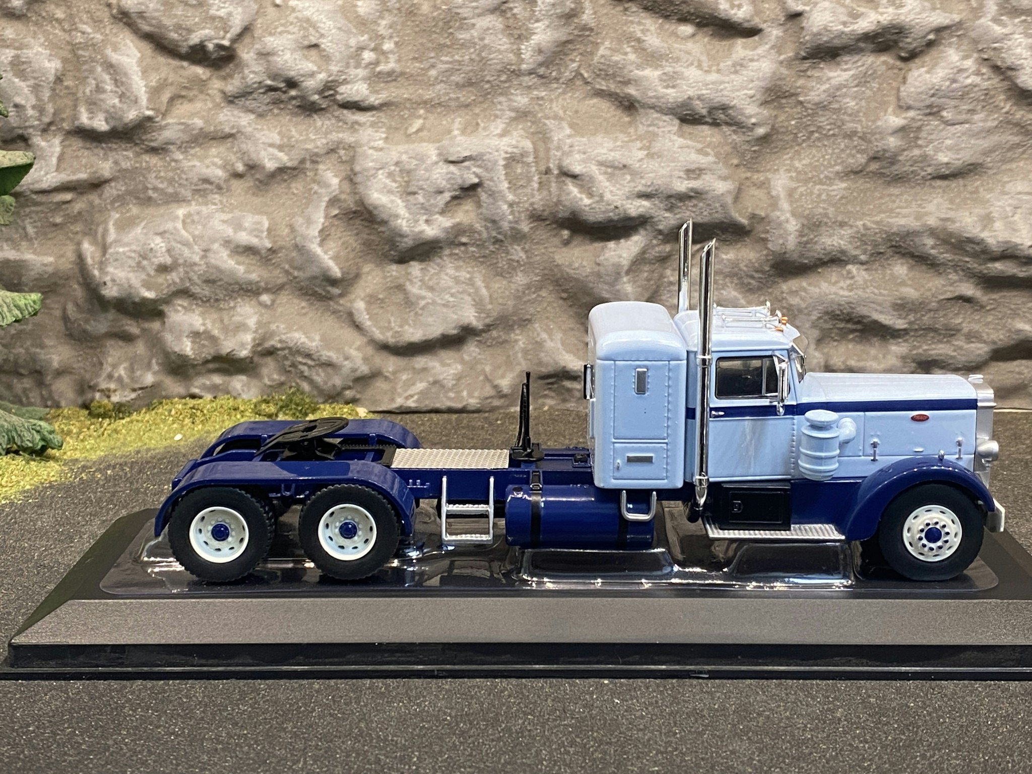 Skala 1/43 Peterbilt 350, 1952' Ljusblå/Mörkblå fr IXO Models