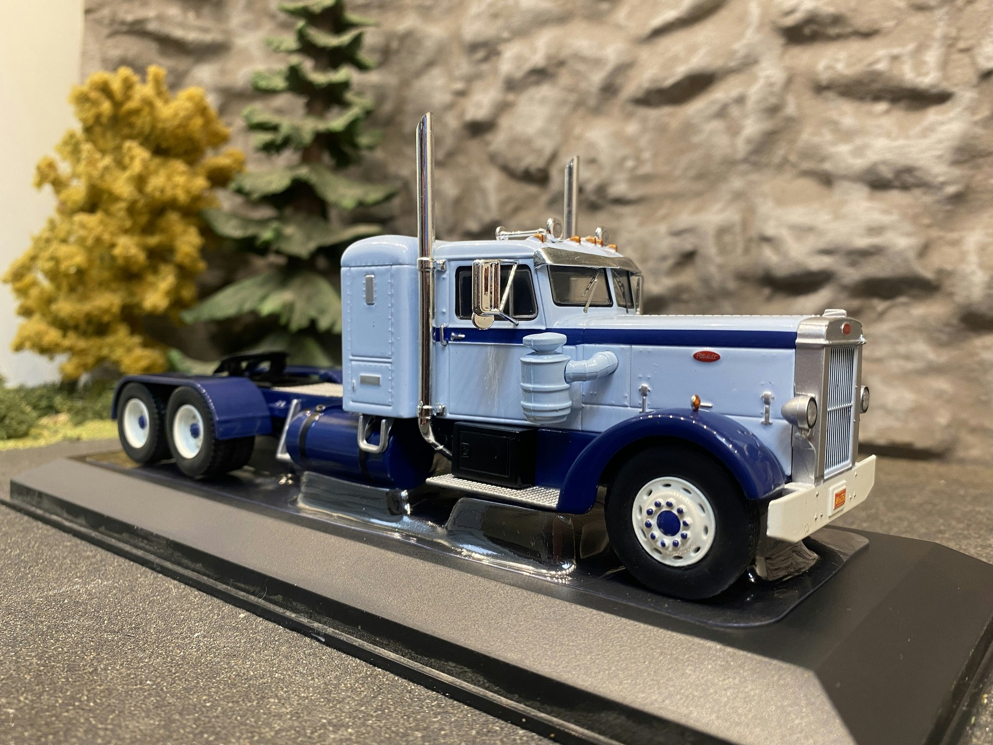 Skala 1/43 Peterbilt 350, 1952' Ljusblå/Mörkblå fr IXO Models