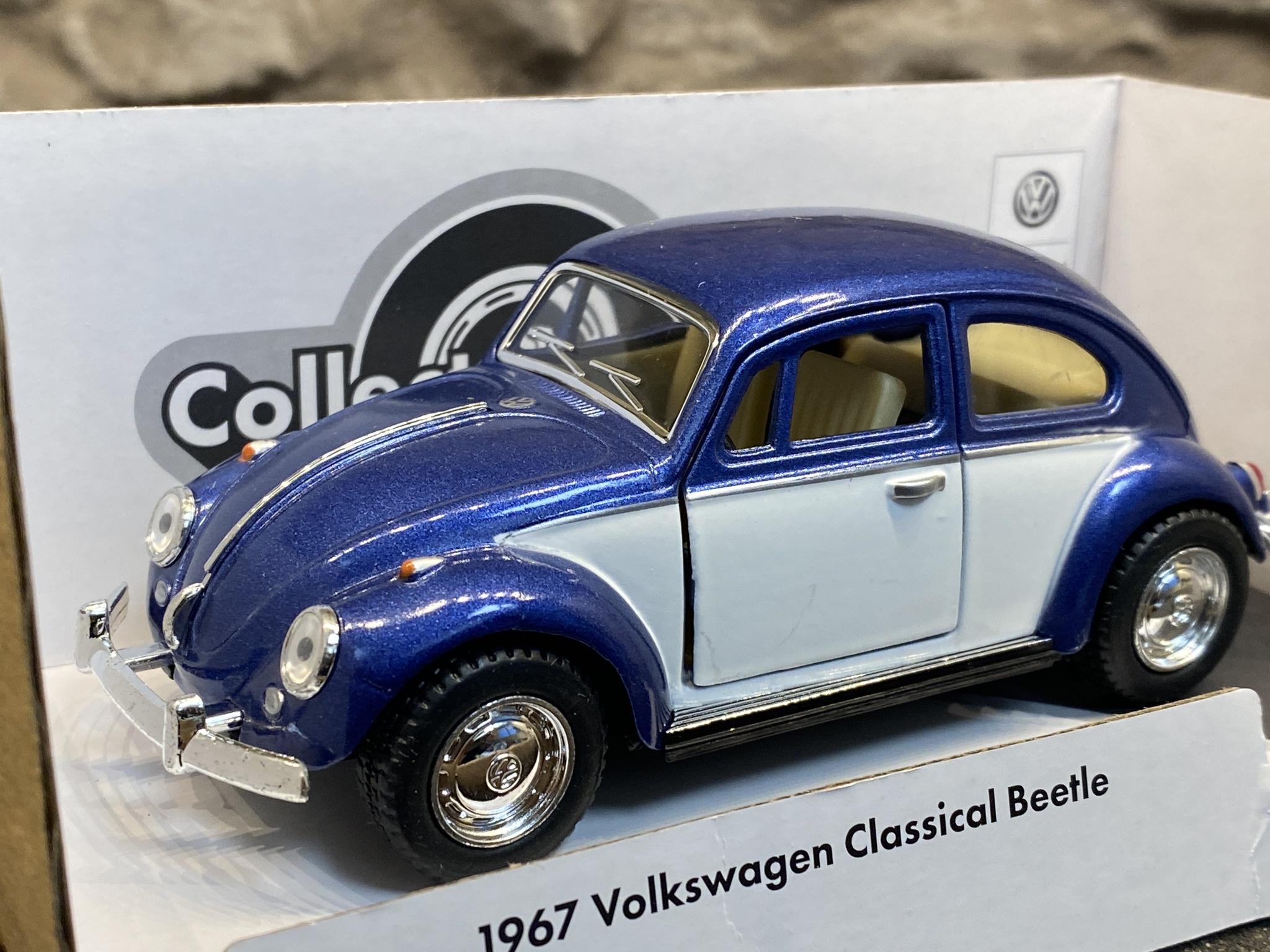 Skala 1/32 Volkswagen Classical Beetle 67' i Låda, Blå/Vit m pullbackmotor fr Kinsmart