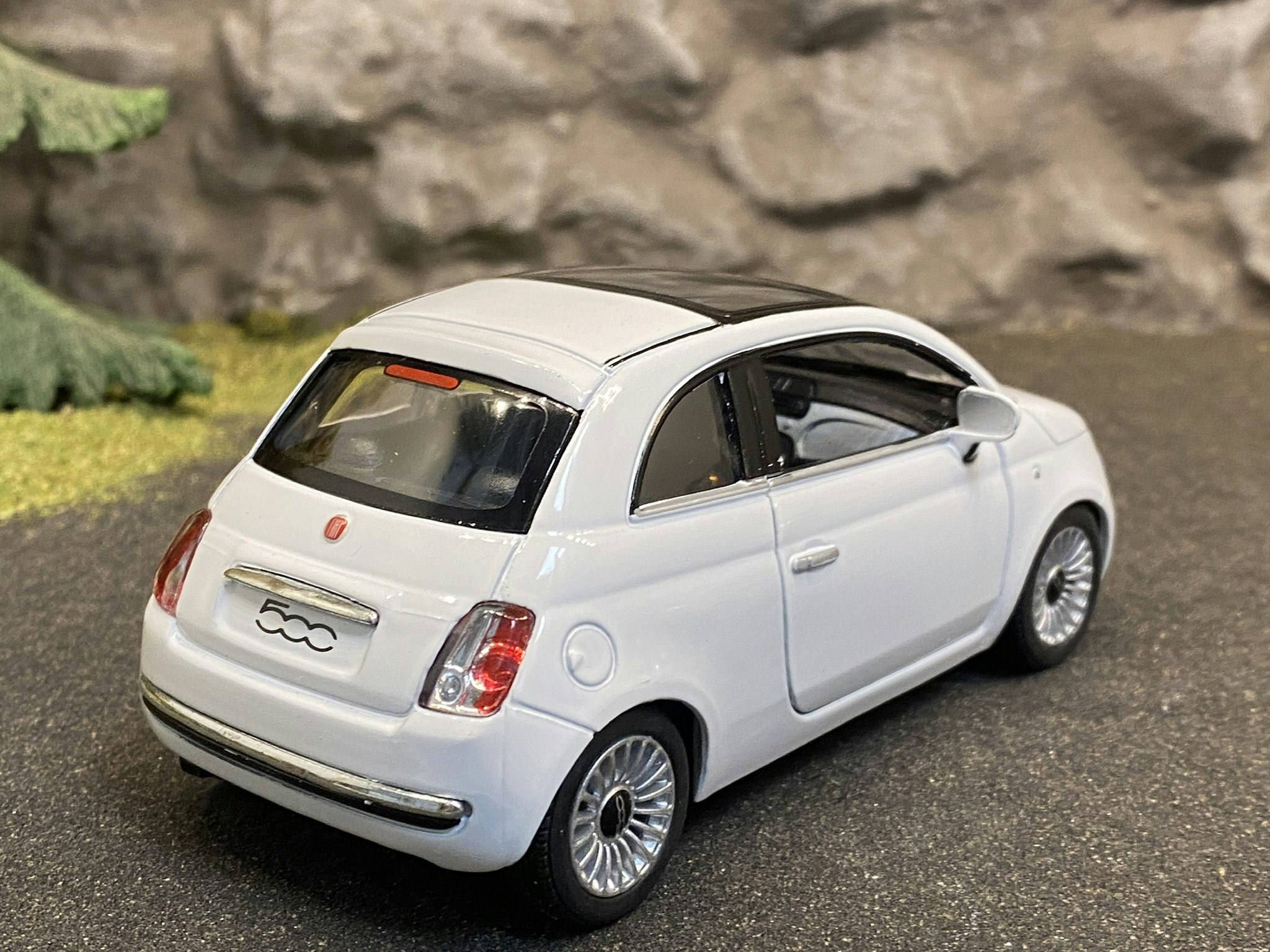 Skala 1/28 Nya Fiat 500 -07' Vit fr Kinsmart