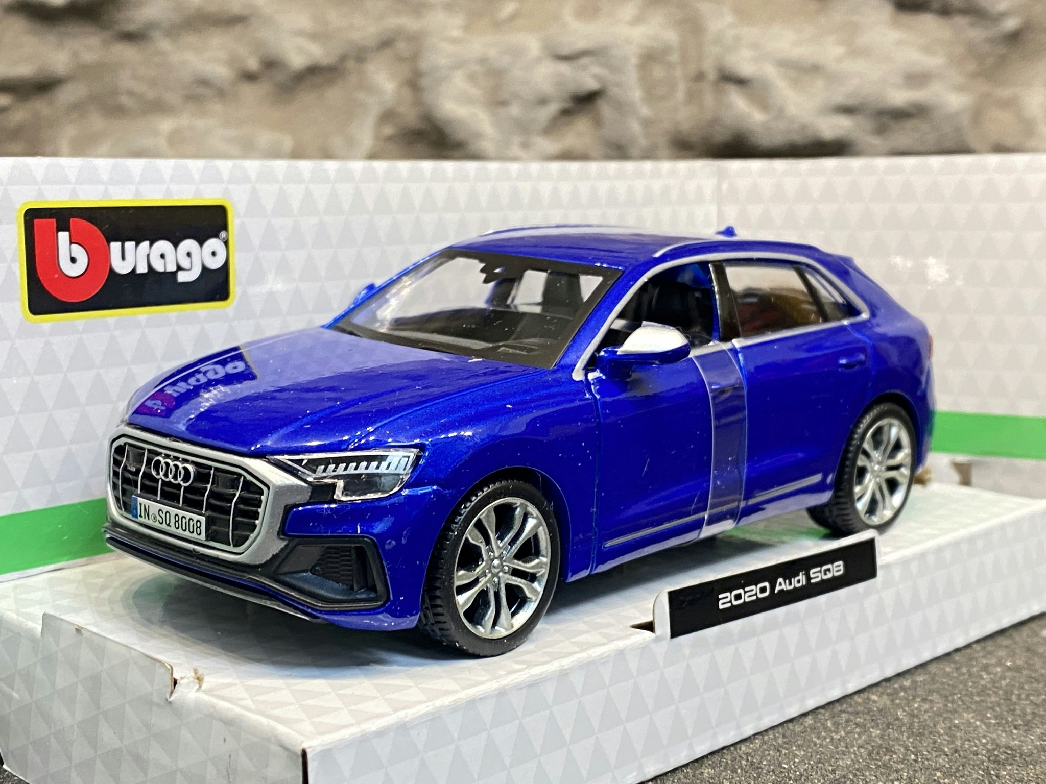 Skala 1/32 - Riktigt läcker 2020 Audi SQ8, Blå från Bburago