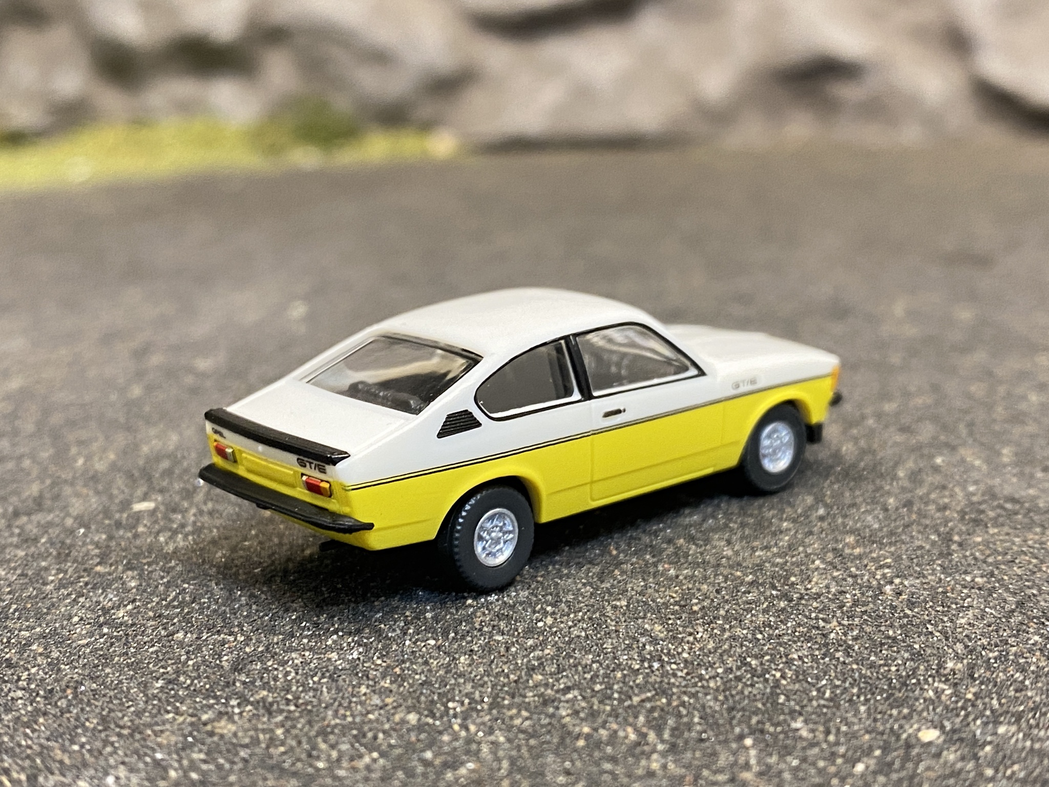 Skala 1/87 - Opel Kadett C Coupe GT/E, Gul/Vit från Wiking
