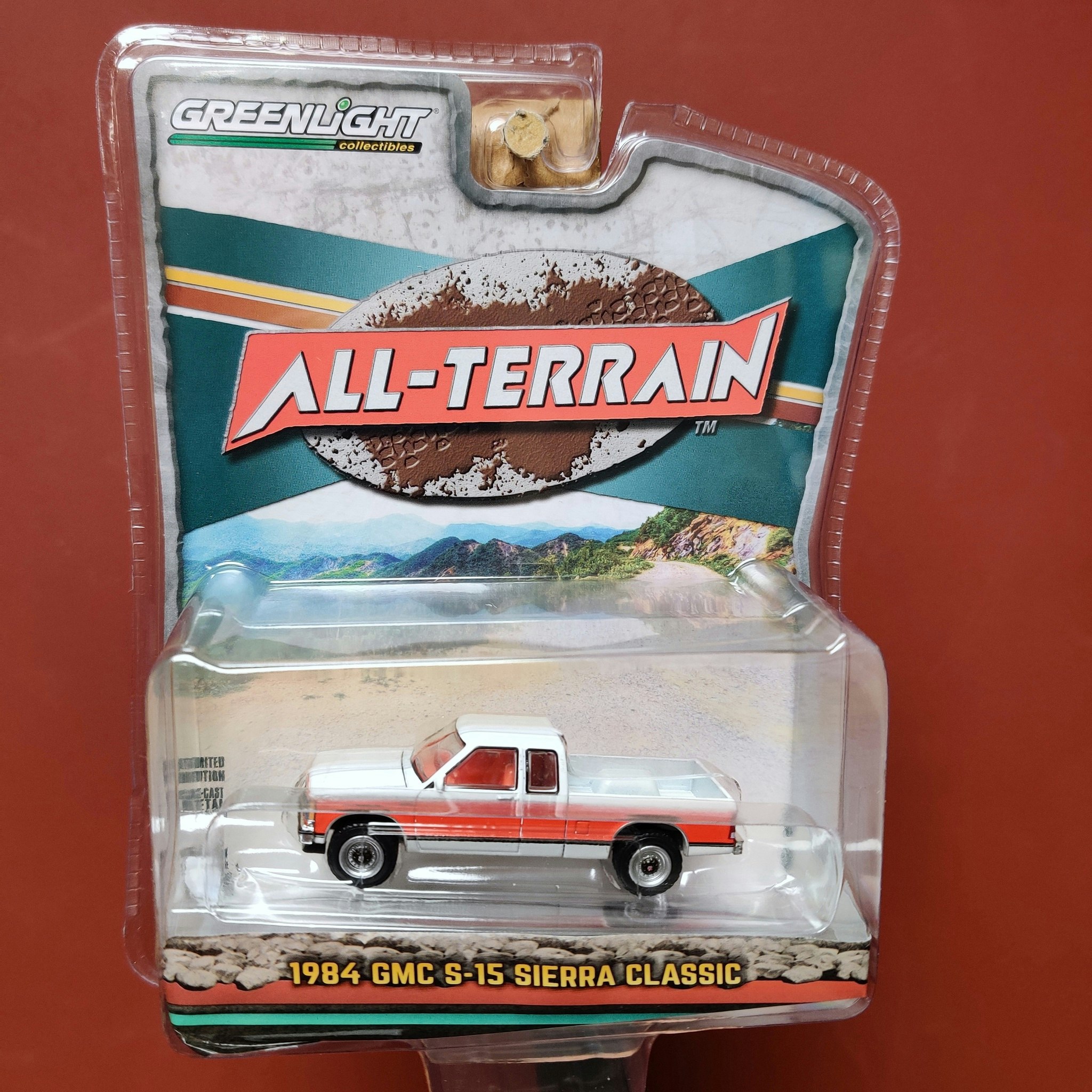 Skala 1/64 GMC S-15 Sierra Classic 84' "All-Terrain" från Greenlight