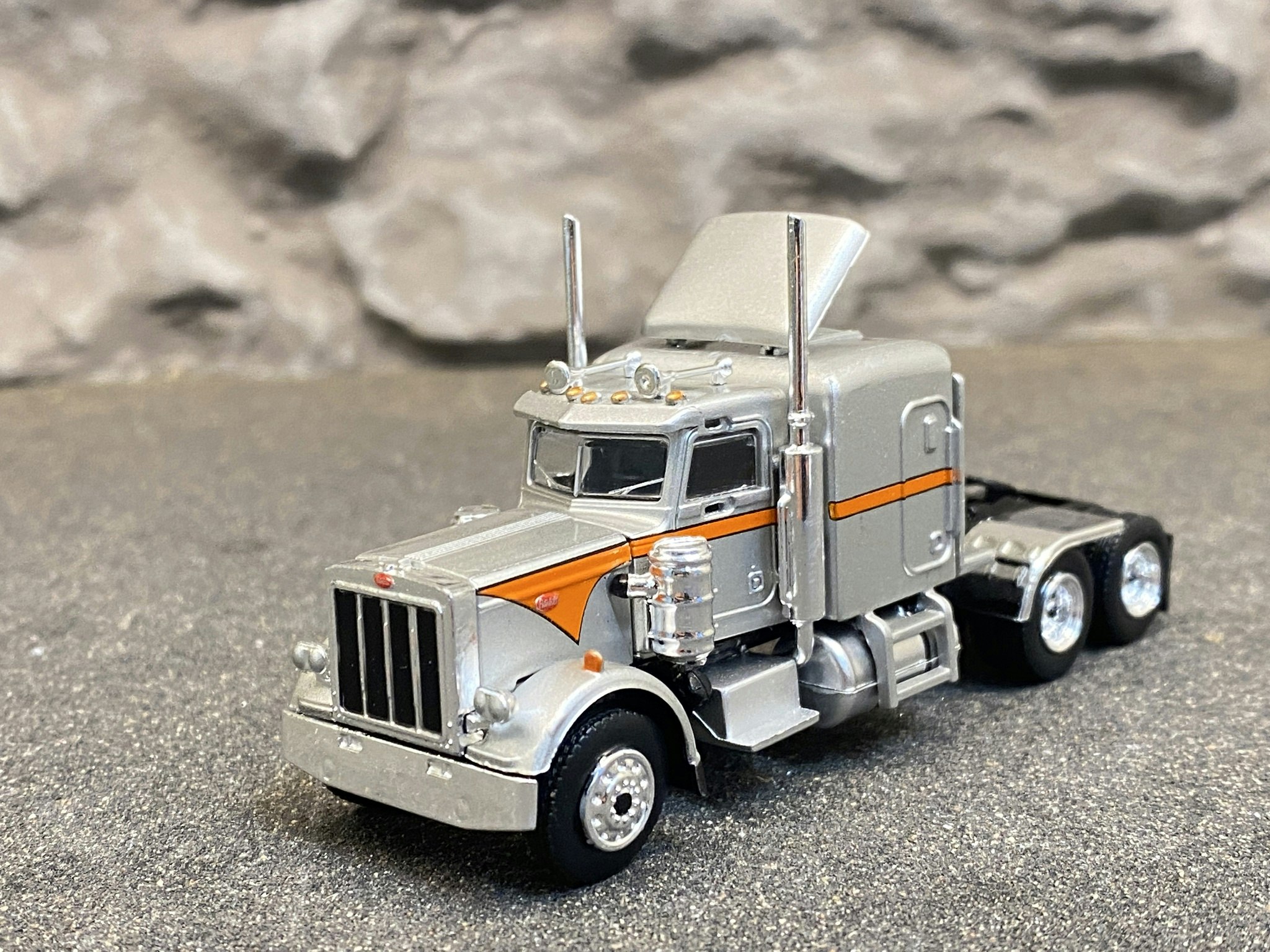 Skala 1/87 Peterbilt 359, Silver m Orange stripes  från Brekina