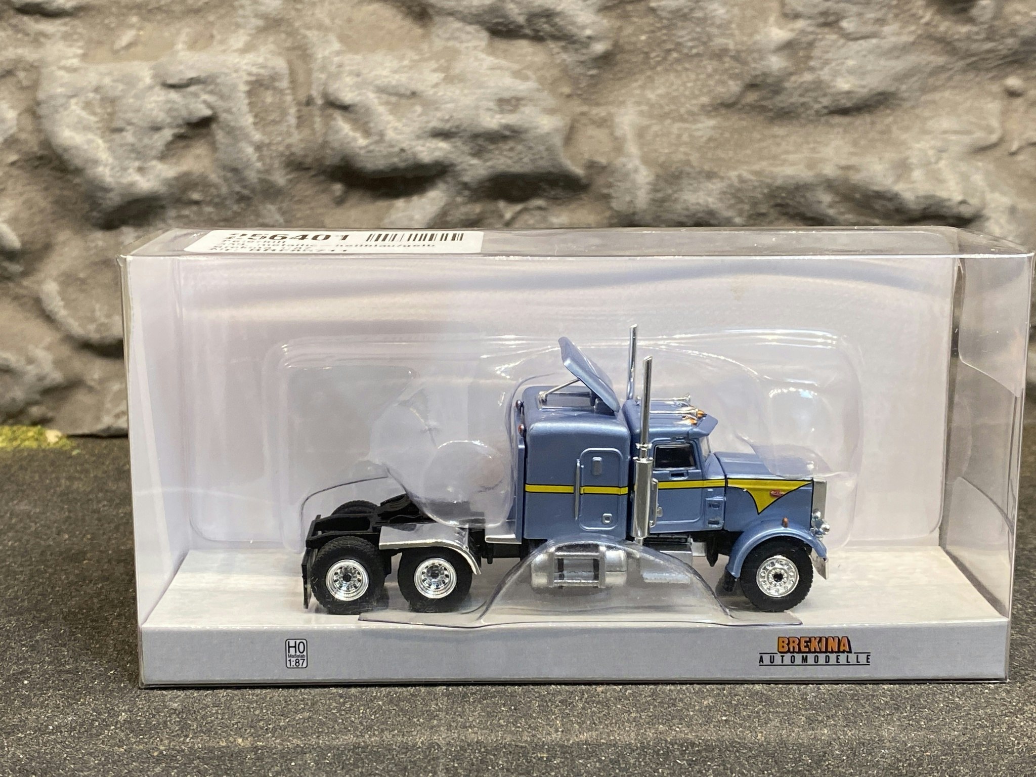 Skala 1/87 Peterbilt 359, Ljusblå m Gula stripes  från Brekina