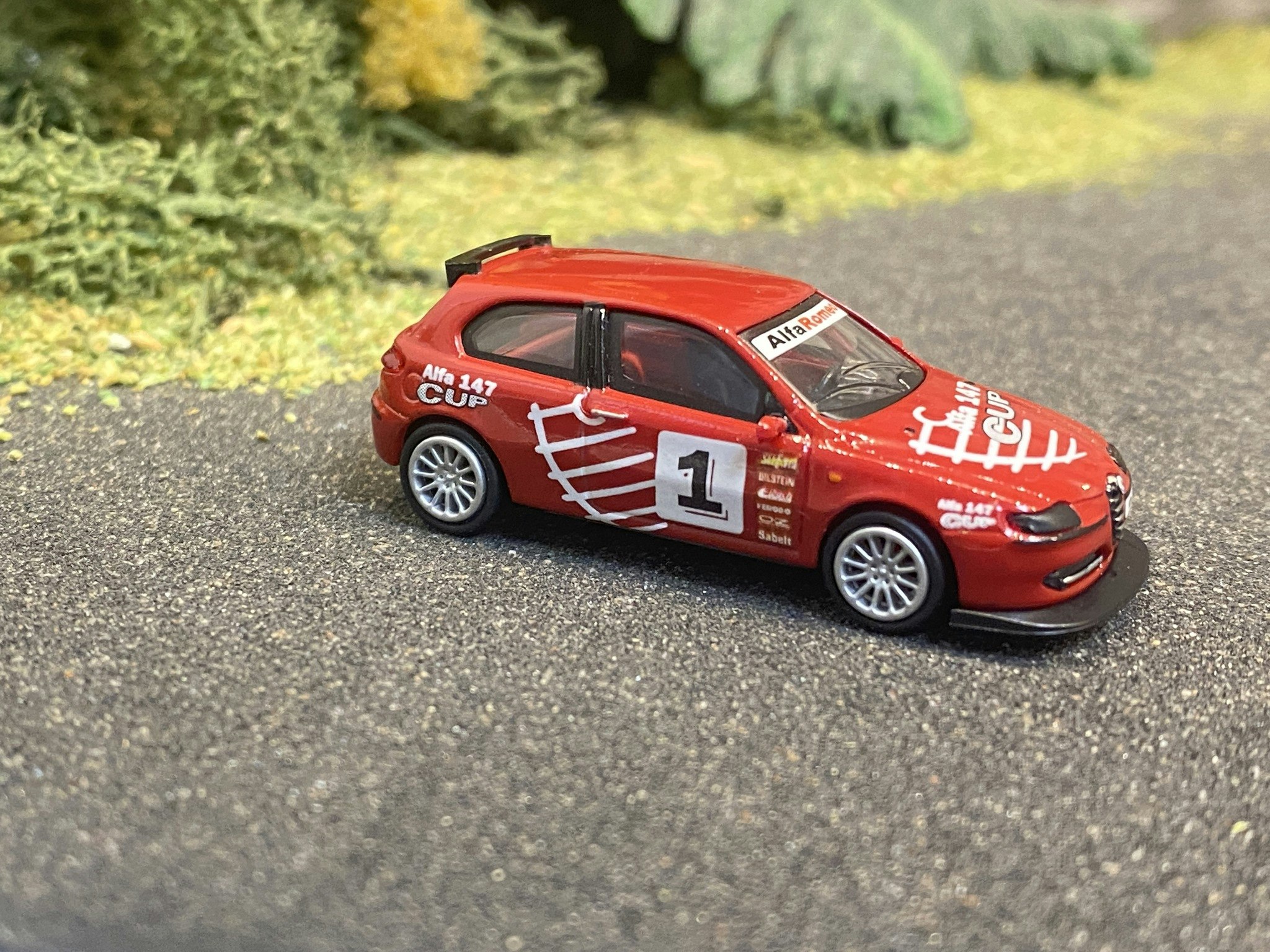 Skala 1/87 - Alfa Romeo 147, Röd "Racing" från Ricko Ricko