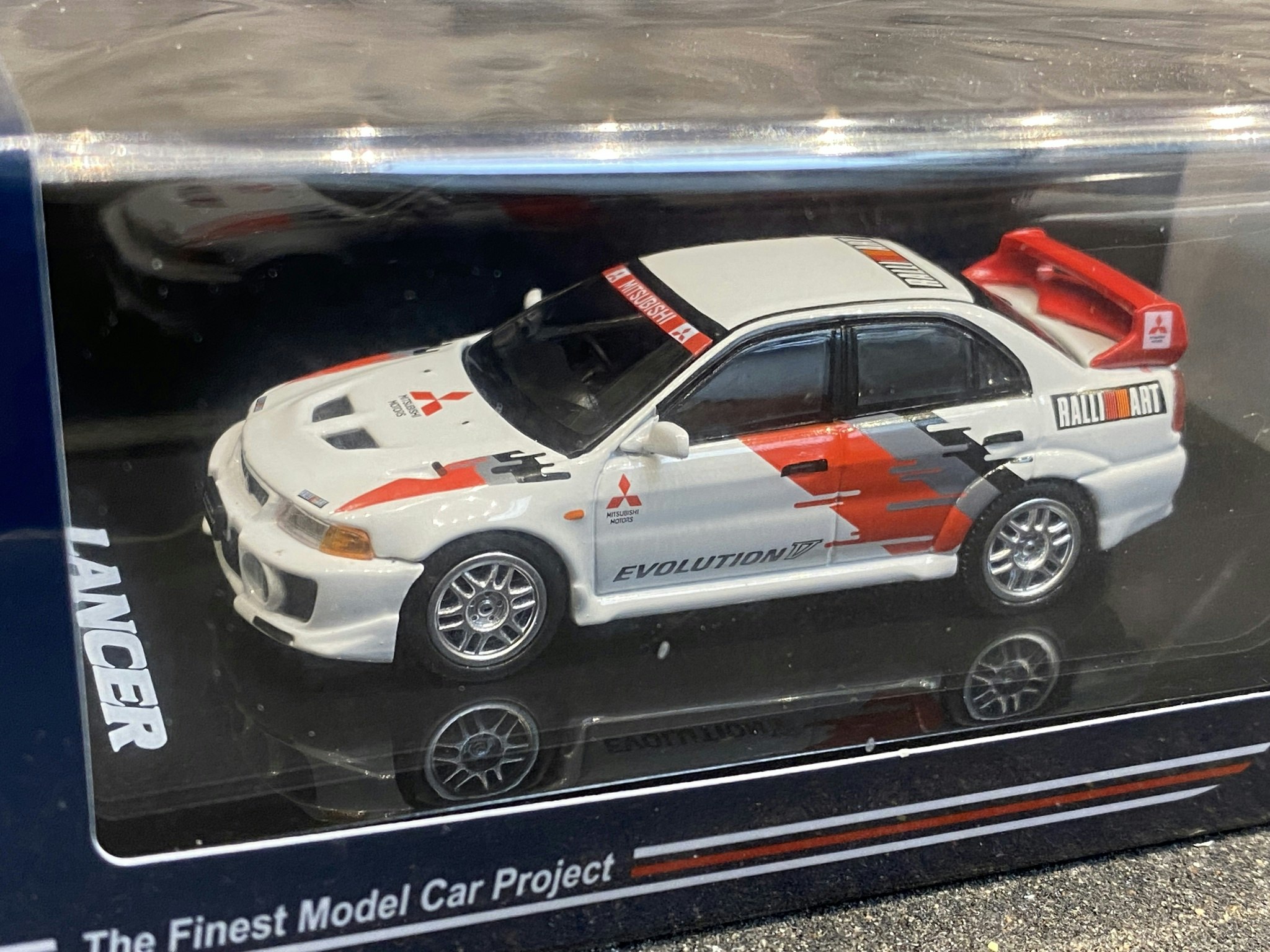 Skala 1/64 Mitsubishi Lancer GSR Evolution V 1998 - HOBBY JAPAN