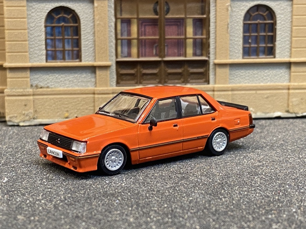 Skala 1/64 Mitsubishi Lancer EX2000 Turbo, Röd fr BM Creations