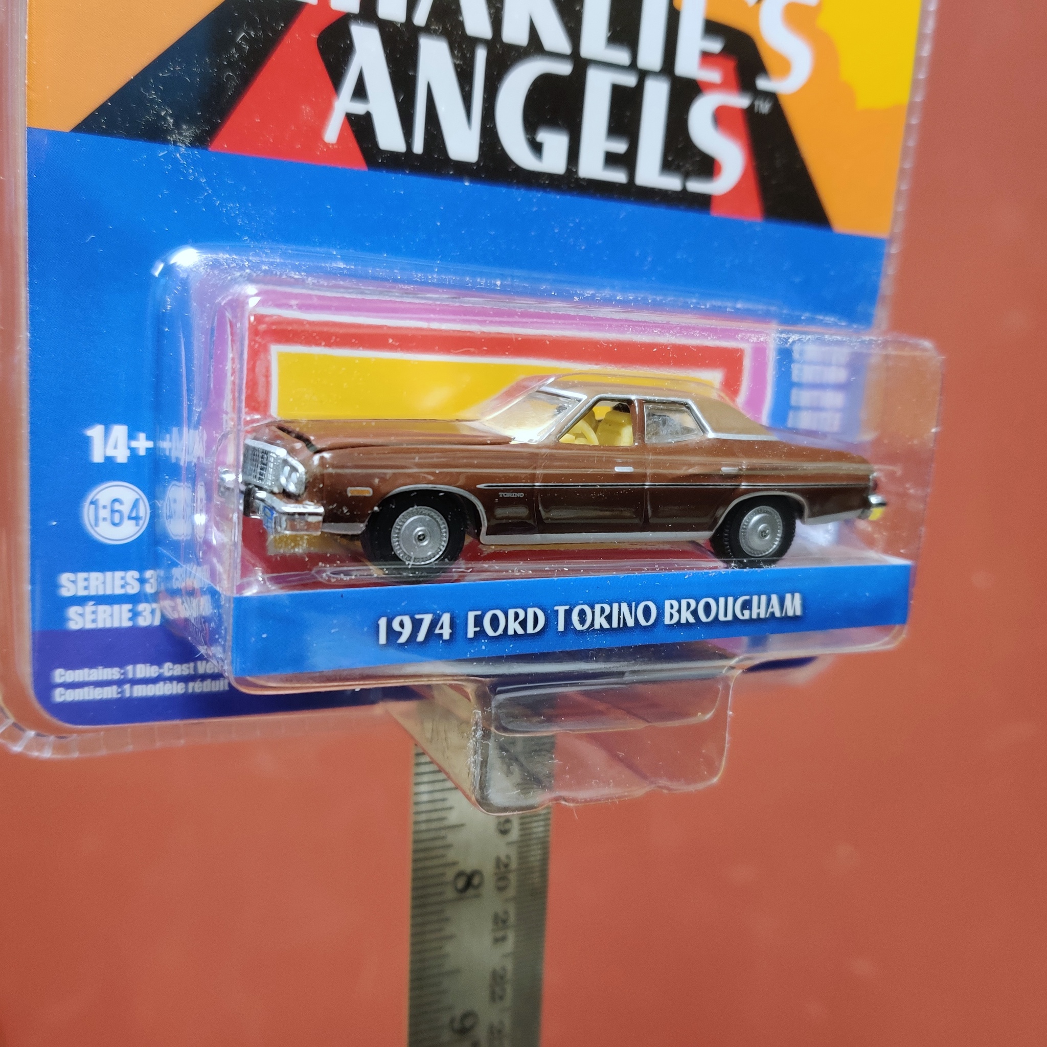 Skala 1/64 Ford Torino Brougham 74' "Charlies Angels" från Greenlight Hollywood