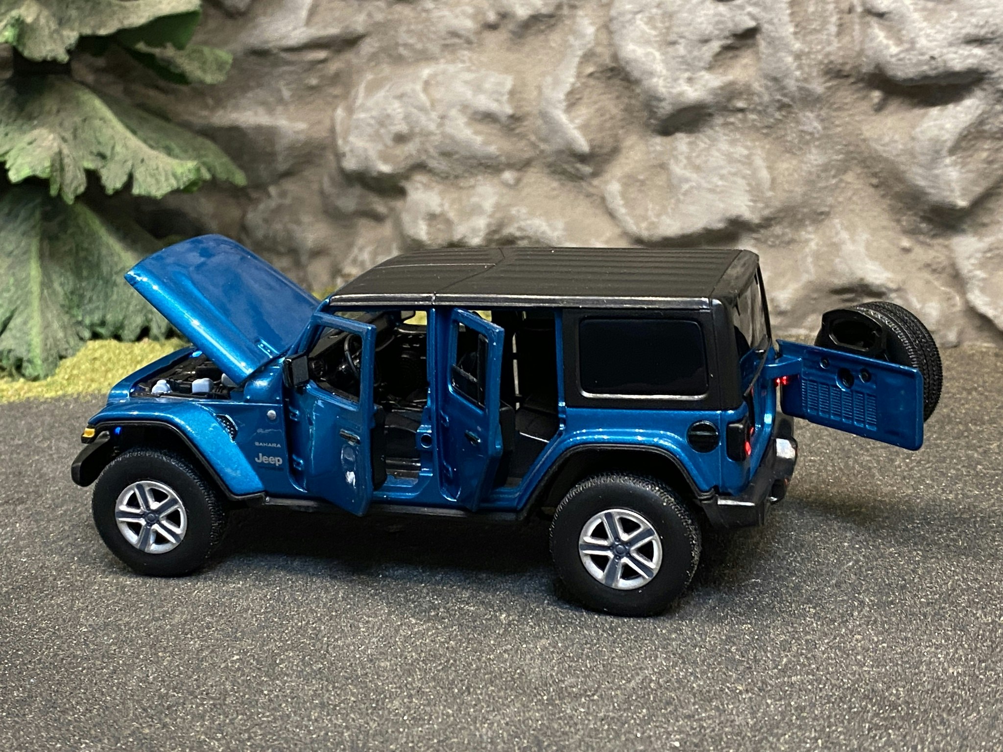 Skala 1/32 Jeep Wrangler Sahara, Färg:Bikini Pearl, från Tayumo