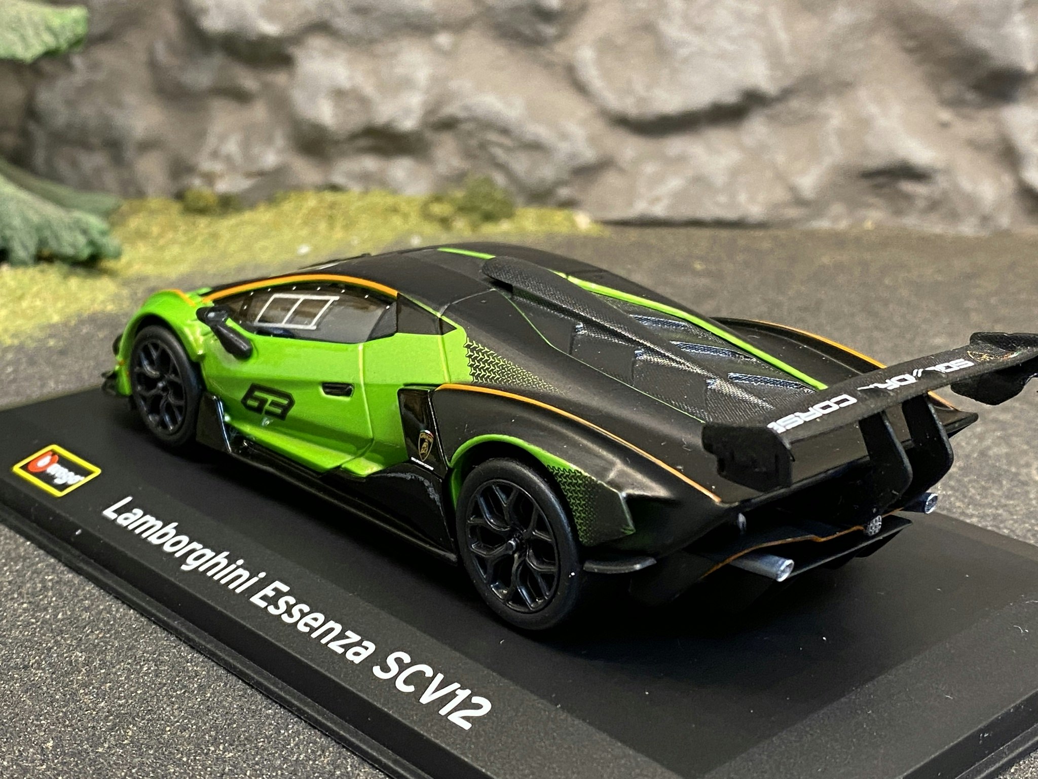 Skala 1/32 - Riktigt läcker Lamborghini Essenza SCV12 från Bburago