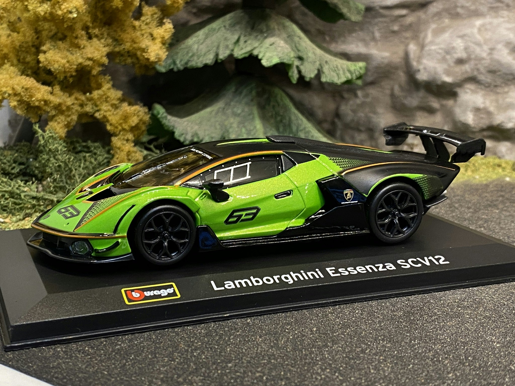 Skala 1/32 - Riktigt läcker Lamborghini Essenza SCV12 från Bburago