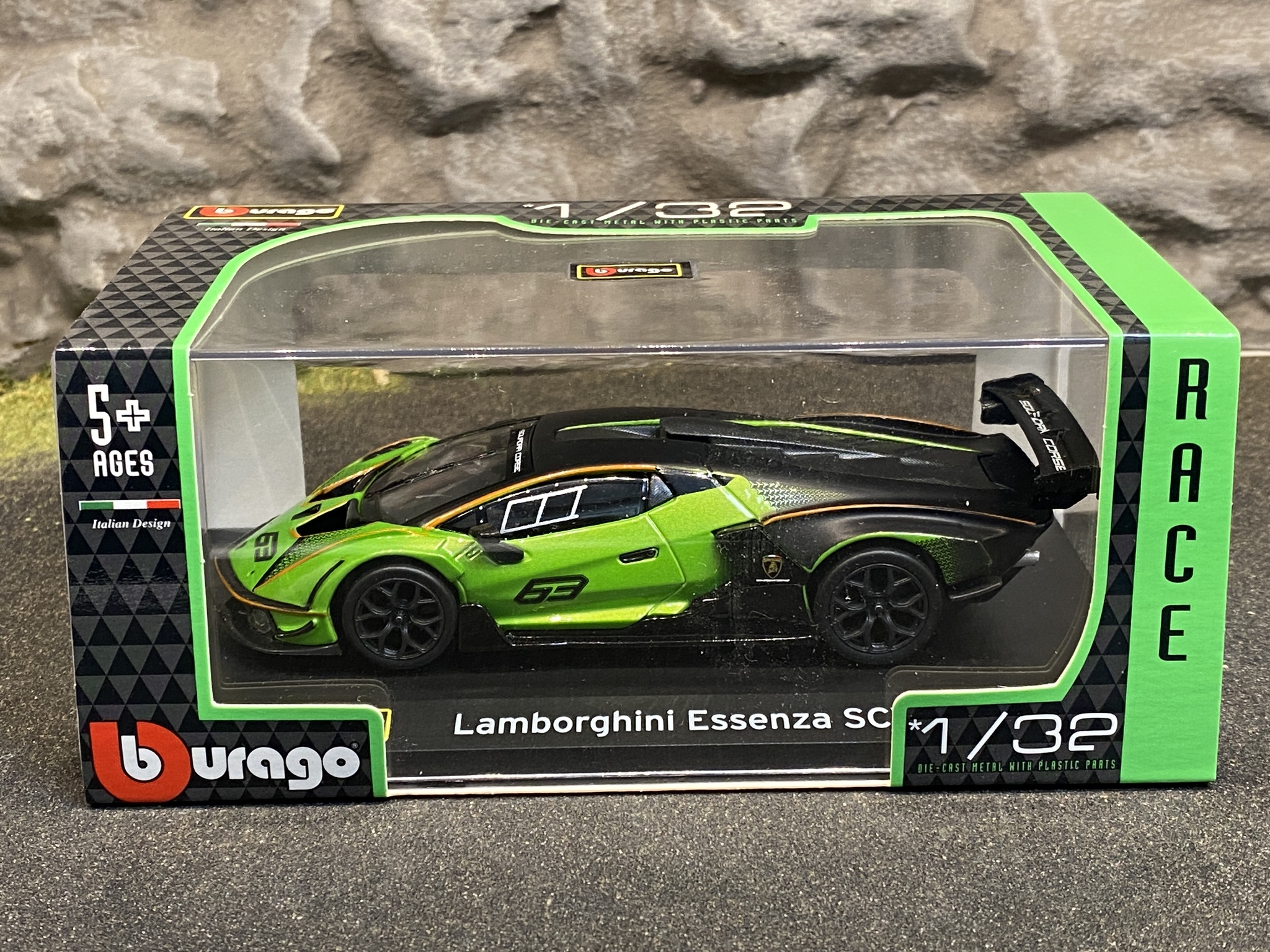 Skala 1/32 - Riktigt läcker Lamborghini Essenza SCV12 från Bburago